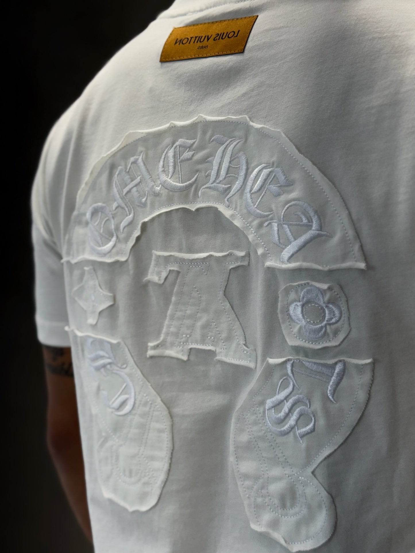 Camiseta CHROME HEARTS x LOUIS VUITTON con Apliques Tono a Tono