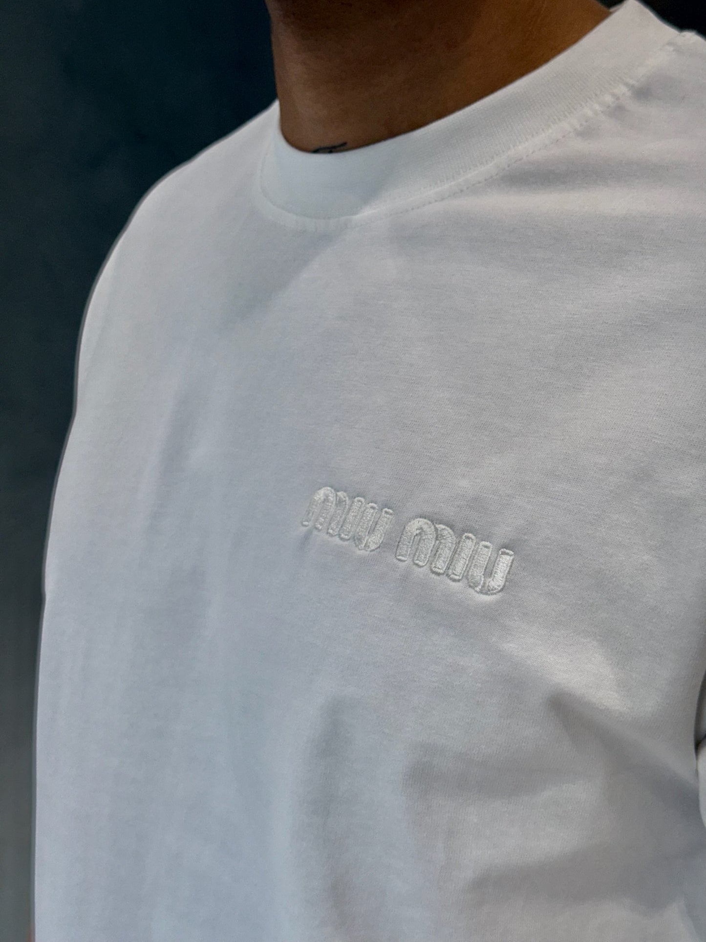 Camiseta MIUMIU con Bordado Minimalista Tono a Tono