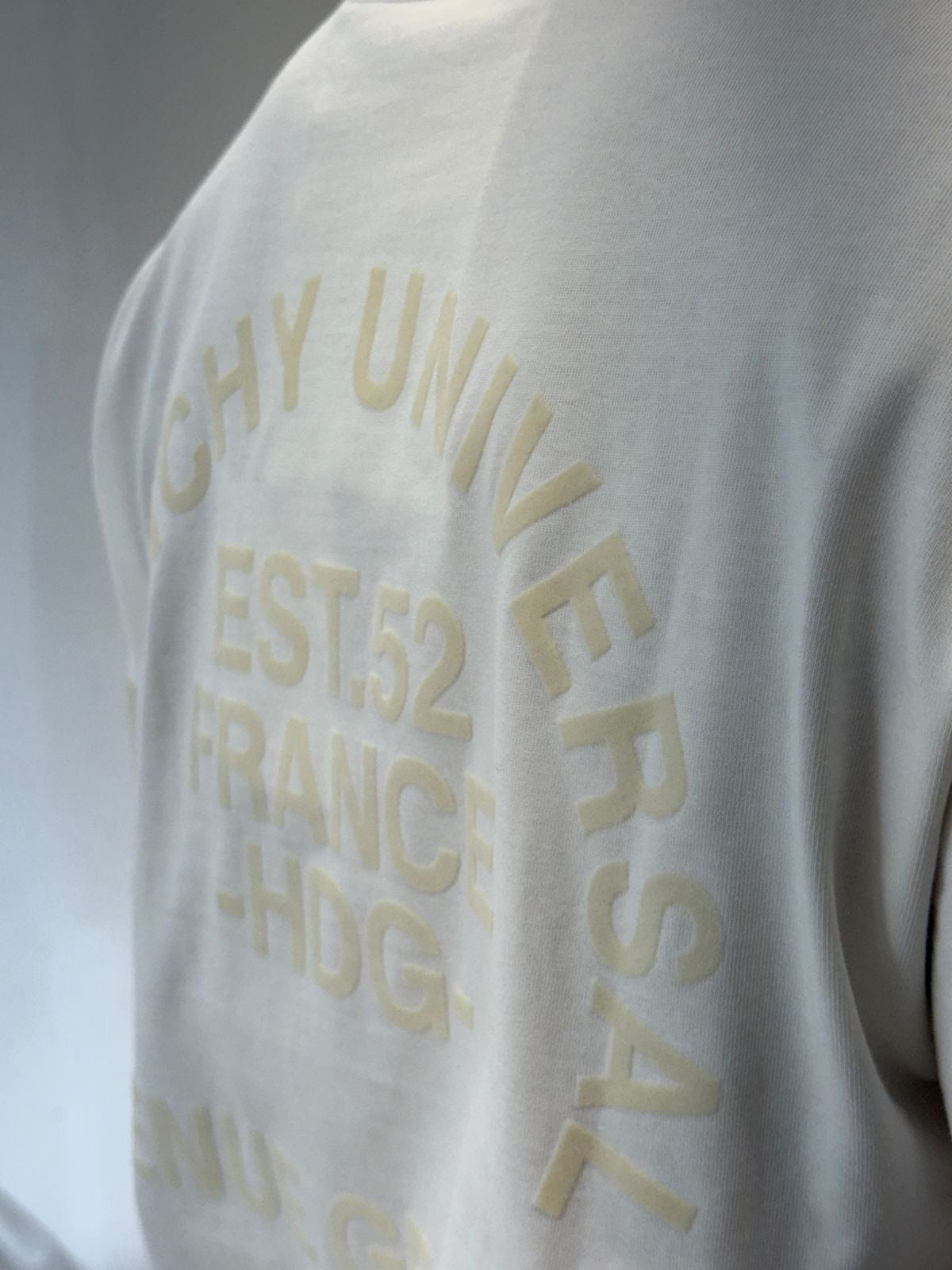 Camiseta GIVENCHY con Detalles en Gamuza