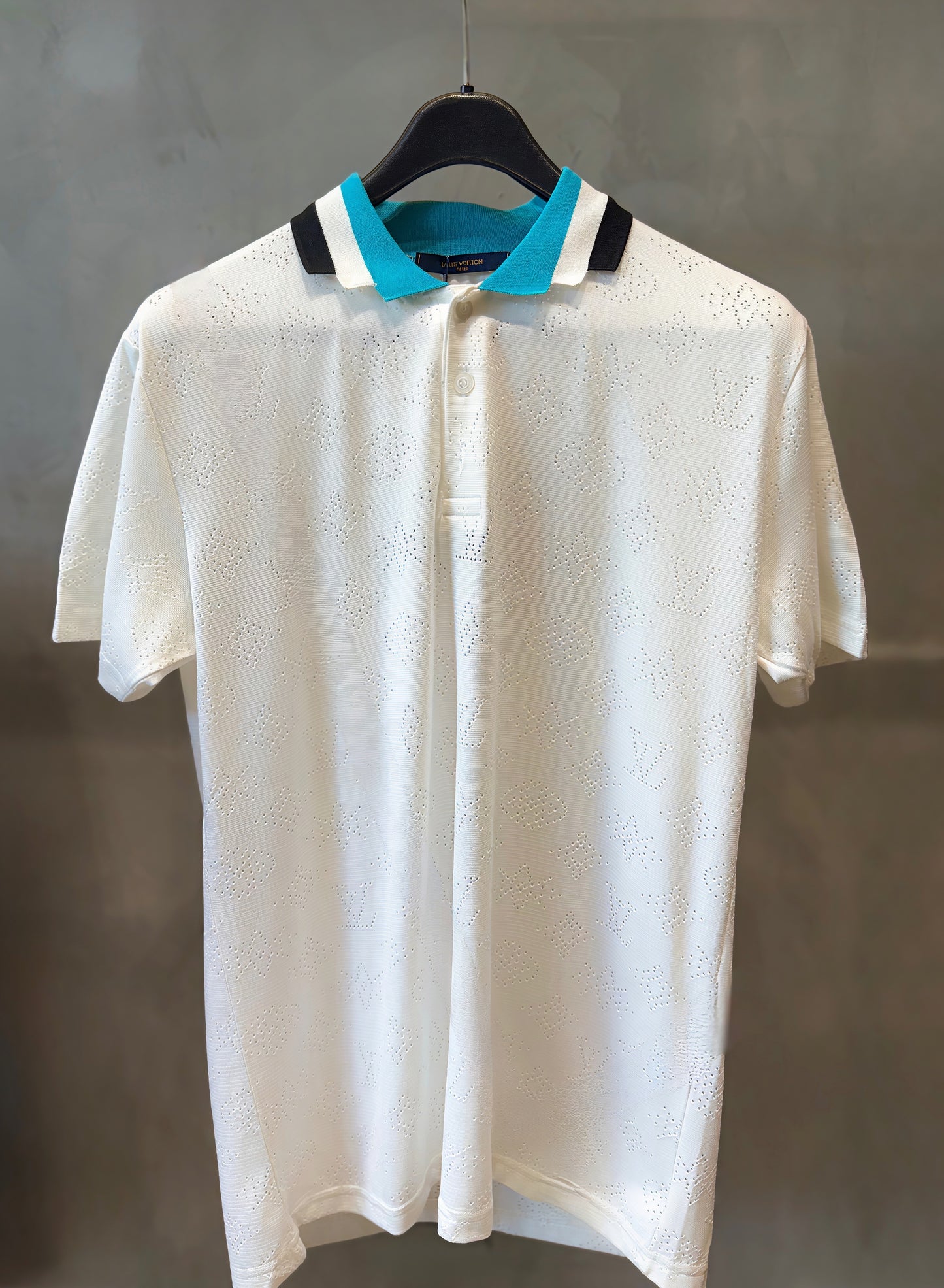 Camiseta Tipo Polo LOUIS VUITTON con Diseño de Microperforado