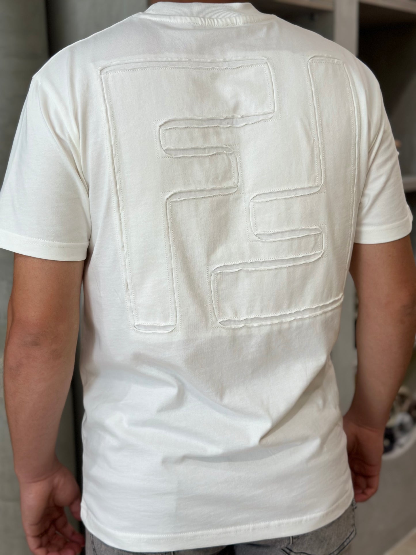 Camiseta FENDI con Aplique Bordado Tono a Tono