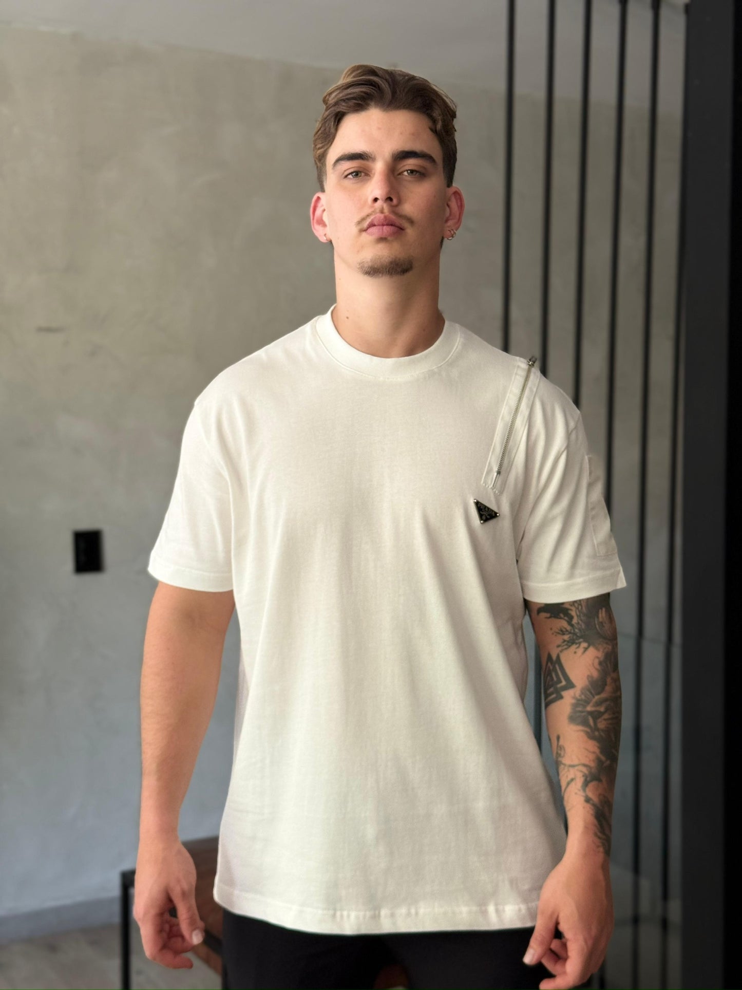 Camiseta PRADA con Detalle de Cierre en el Hombro