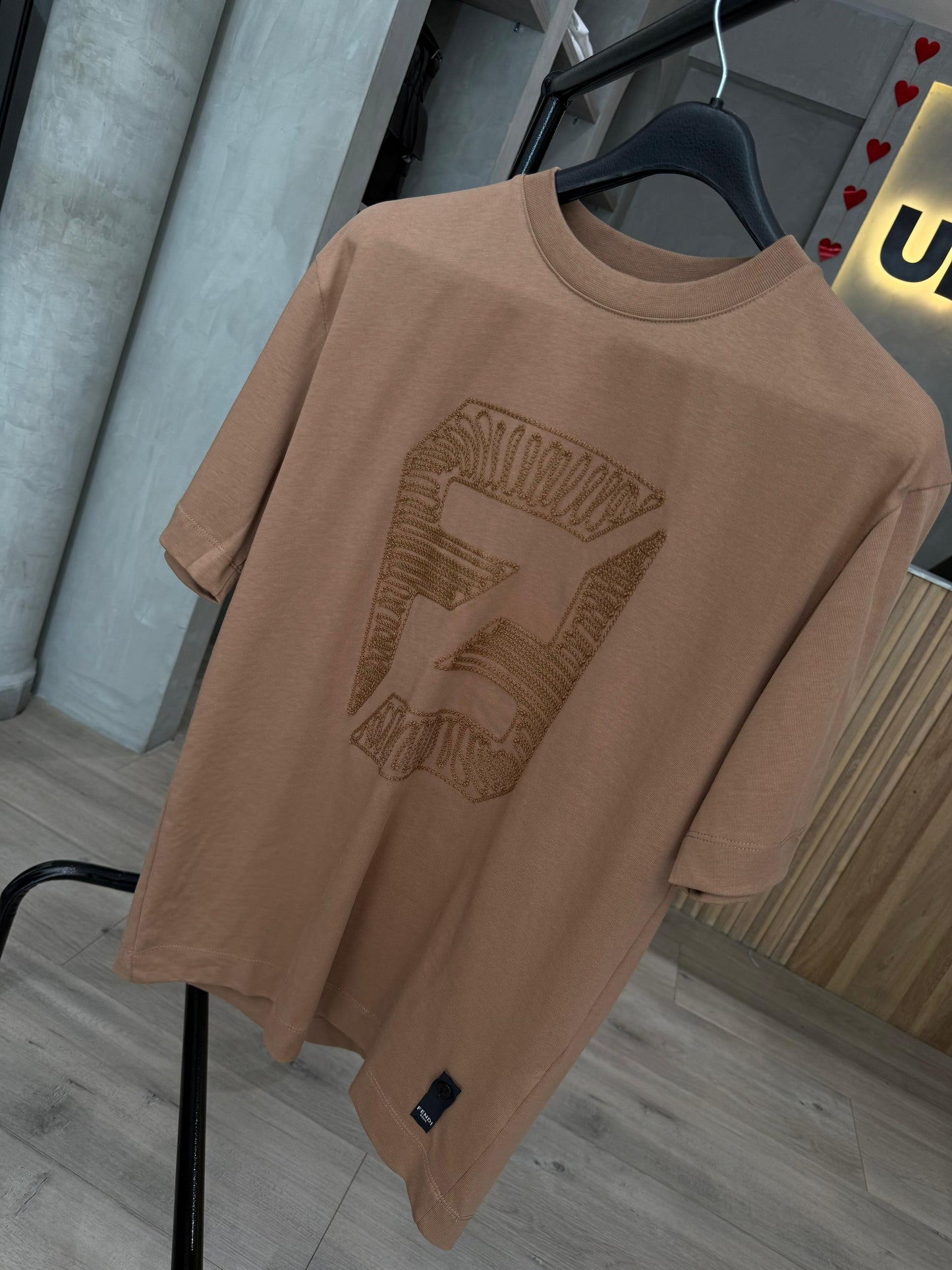 Camiseta FENDI con Logo Bordado en el Frente