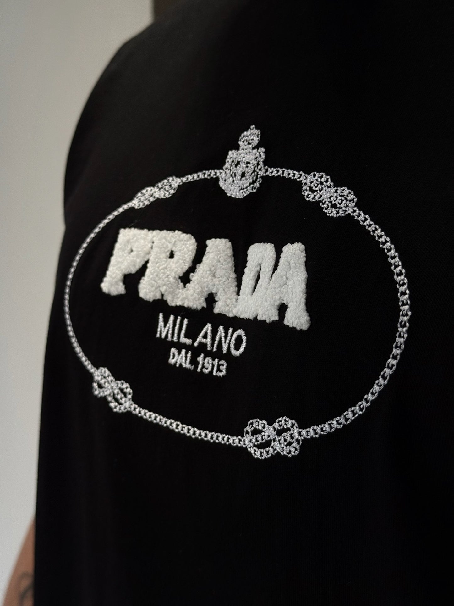 Camiseta PRADA con Bordado y Detalle en Rizo