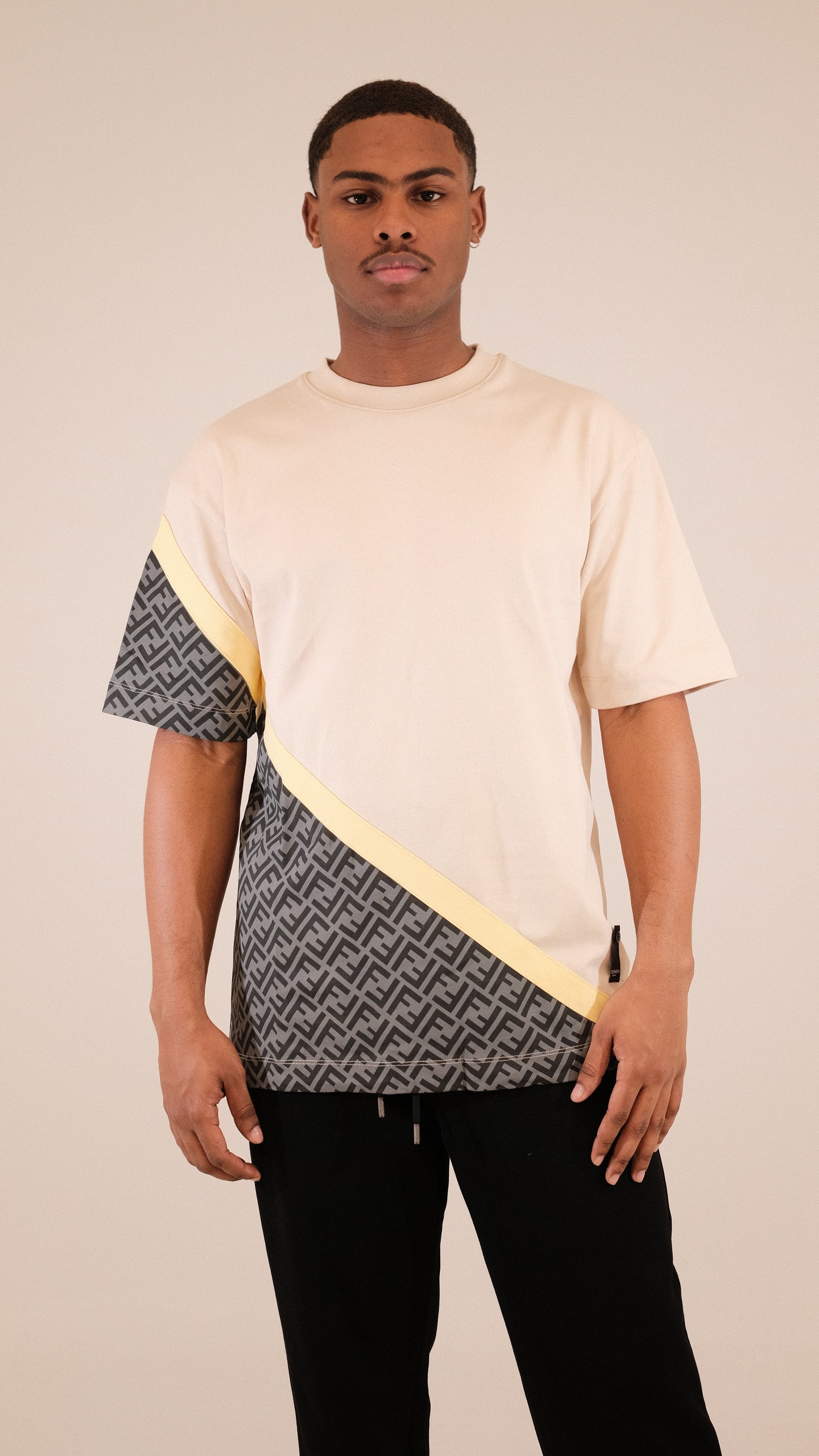 Camiseta FENDI con Detalle en Logomanía