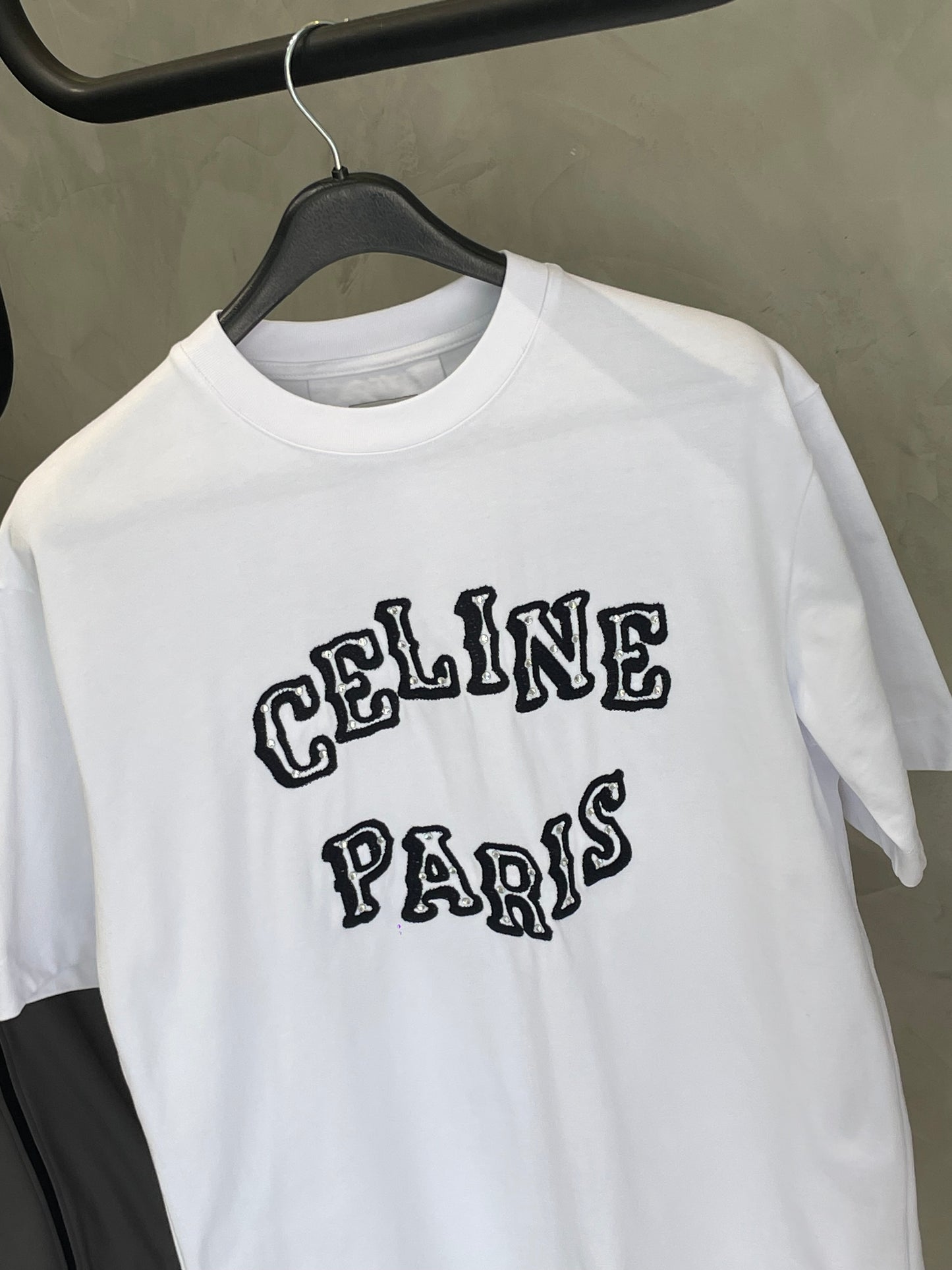 Camiseta CELINE con Detalle Bordado y Piedras