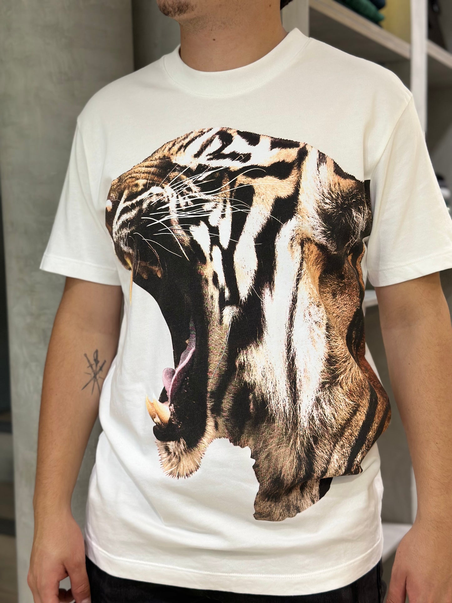 Camiseta HUGO con Estampado Frontal de Tigre