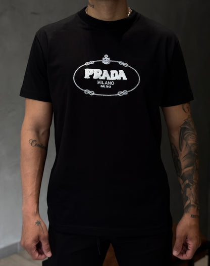 Camiseta PRADA con Bordado y Detalle en Rizo