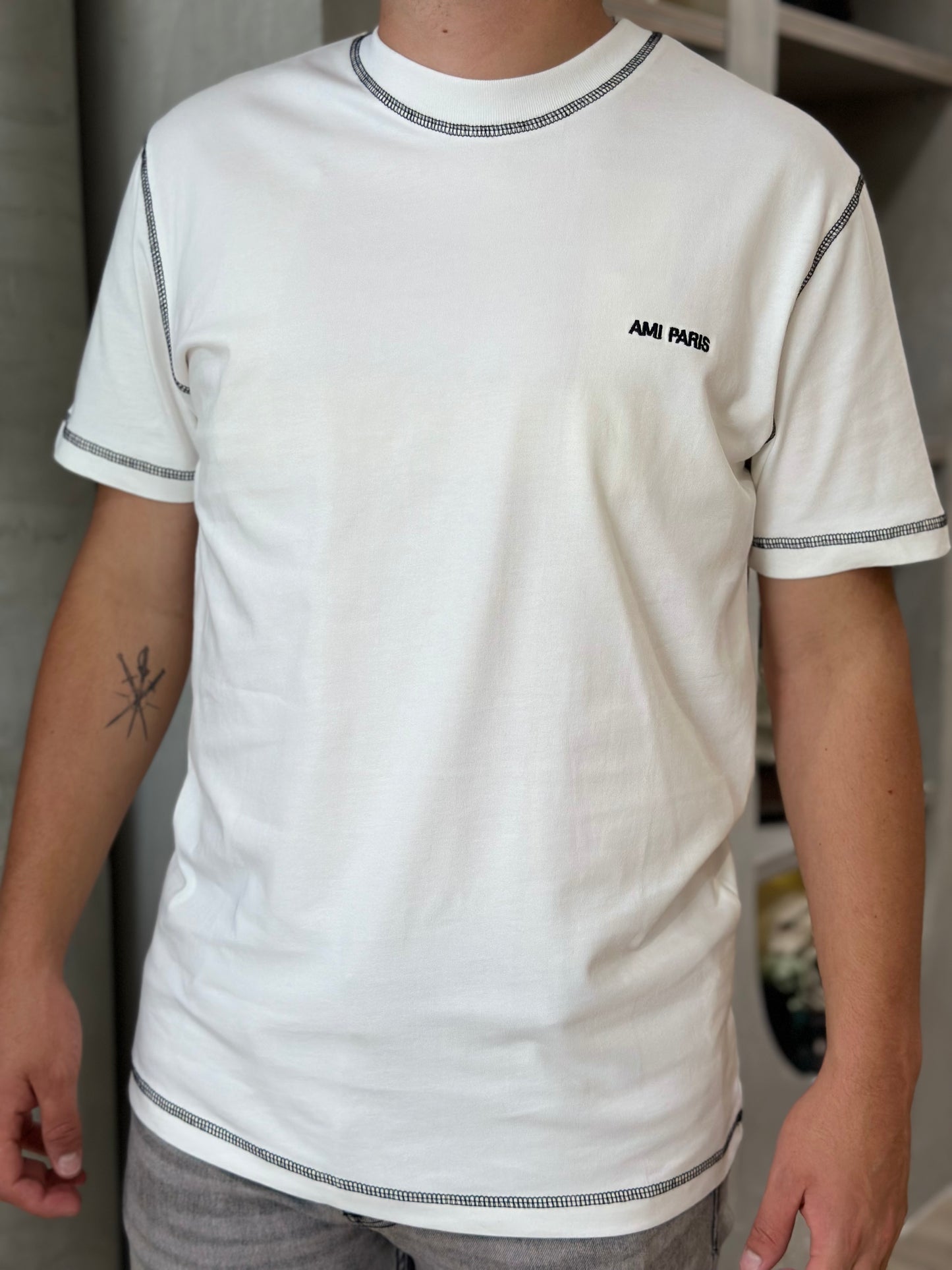 Camiseta AMI PARIS con detalle bordado