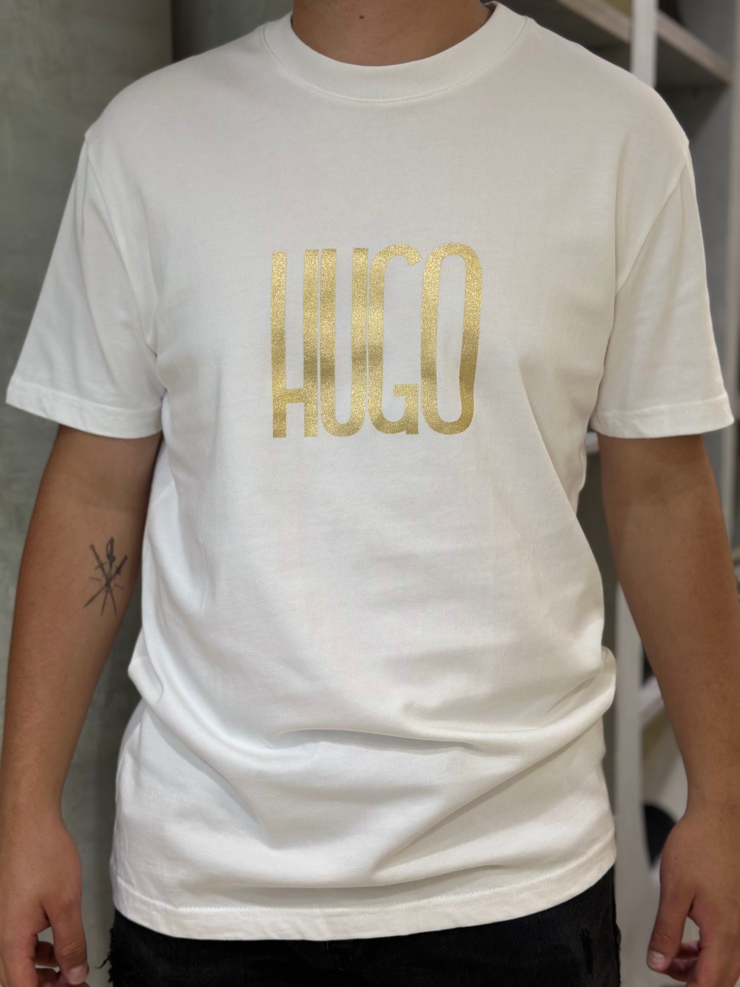 Camiseta HUGO con Estampado Metalizado en el Frente