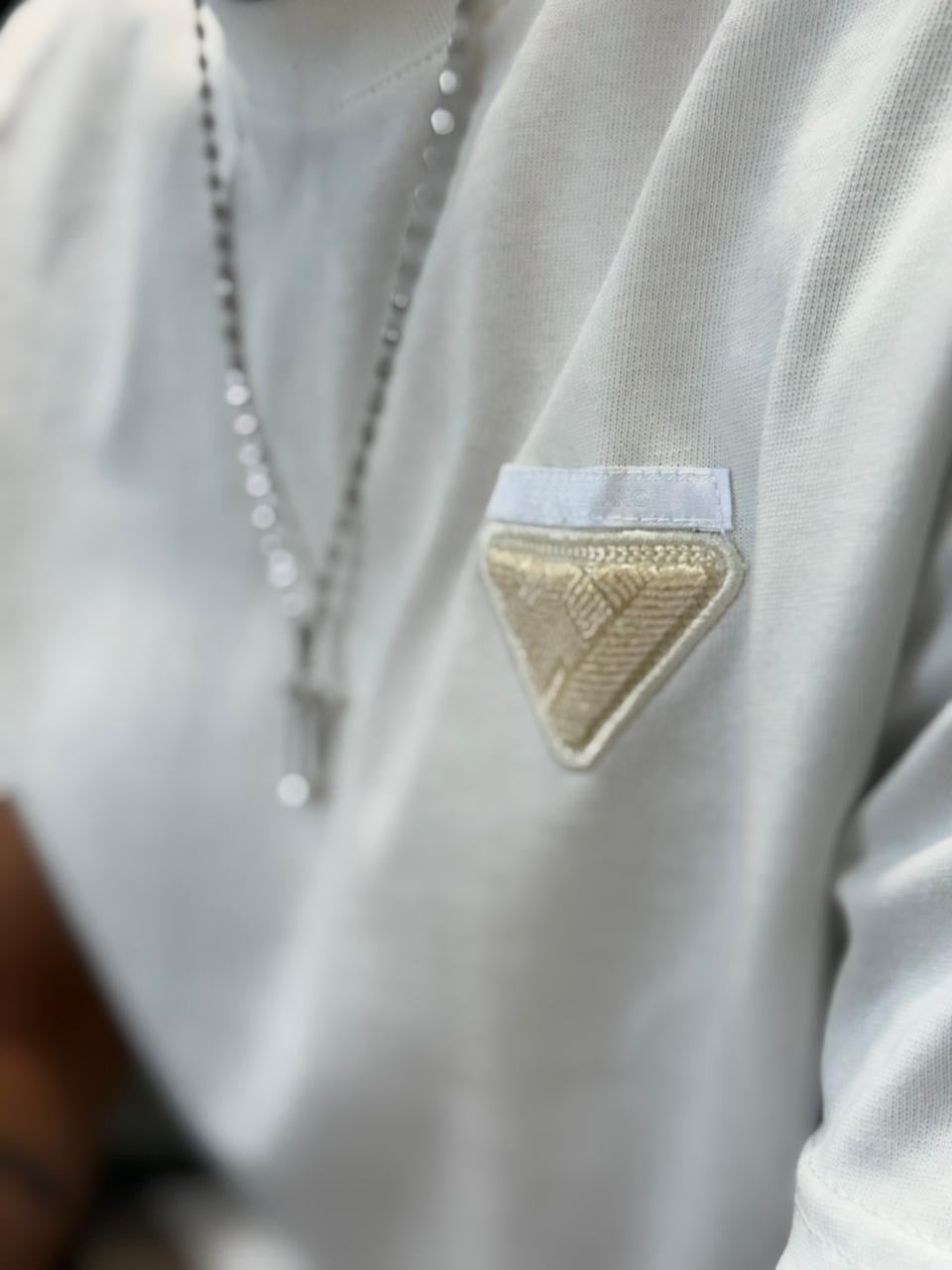 Camiseta PRADA con Aplique del Logo Tejido Tono a Tono