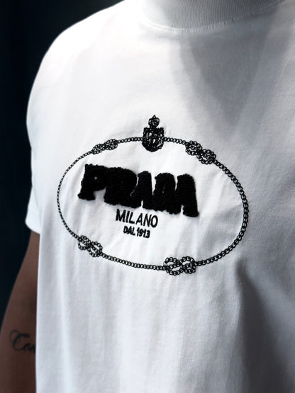 Camiseta PRADA con Bordado y Detalle en Rizo