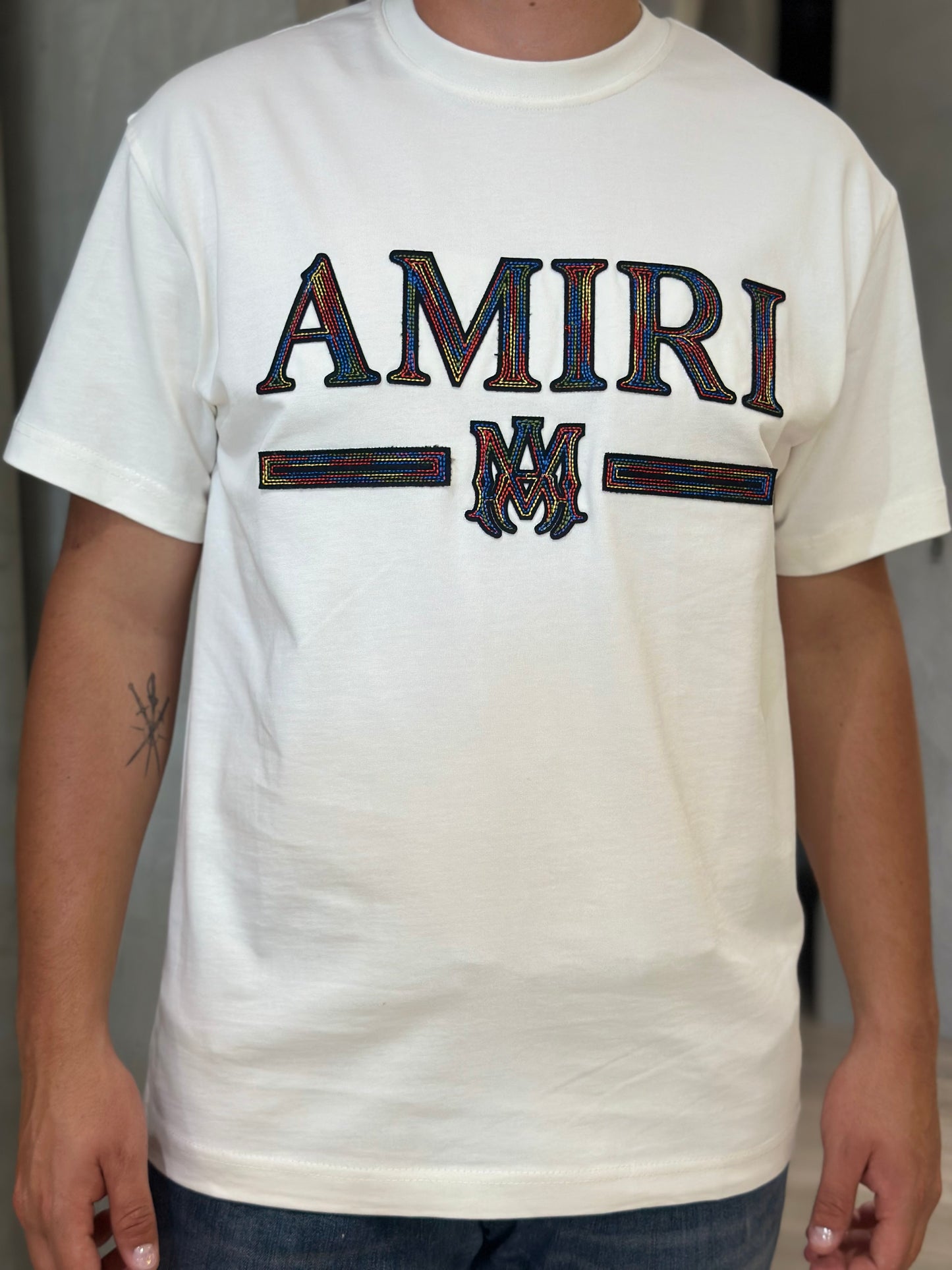 Camiseta AMIRI con Letras en Aplique y Bordado en colores