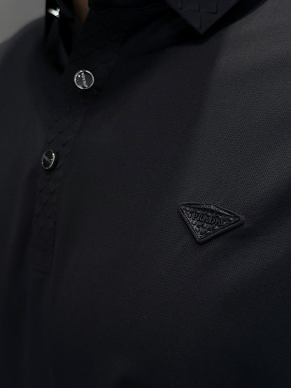Camiseta Tipo Polo PRADA con Detalle de Textura en Cuello y Botones