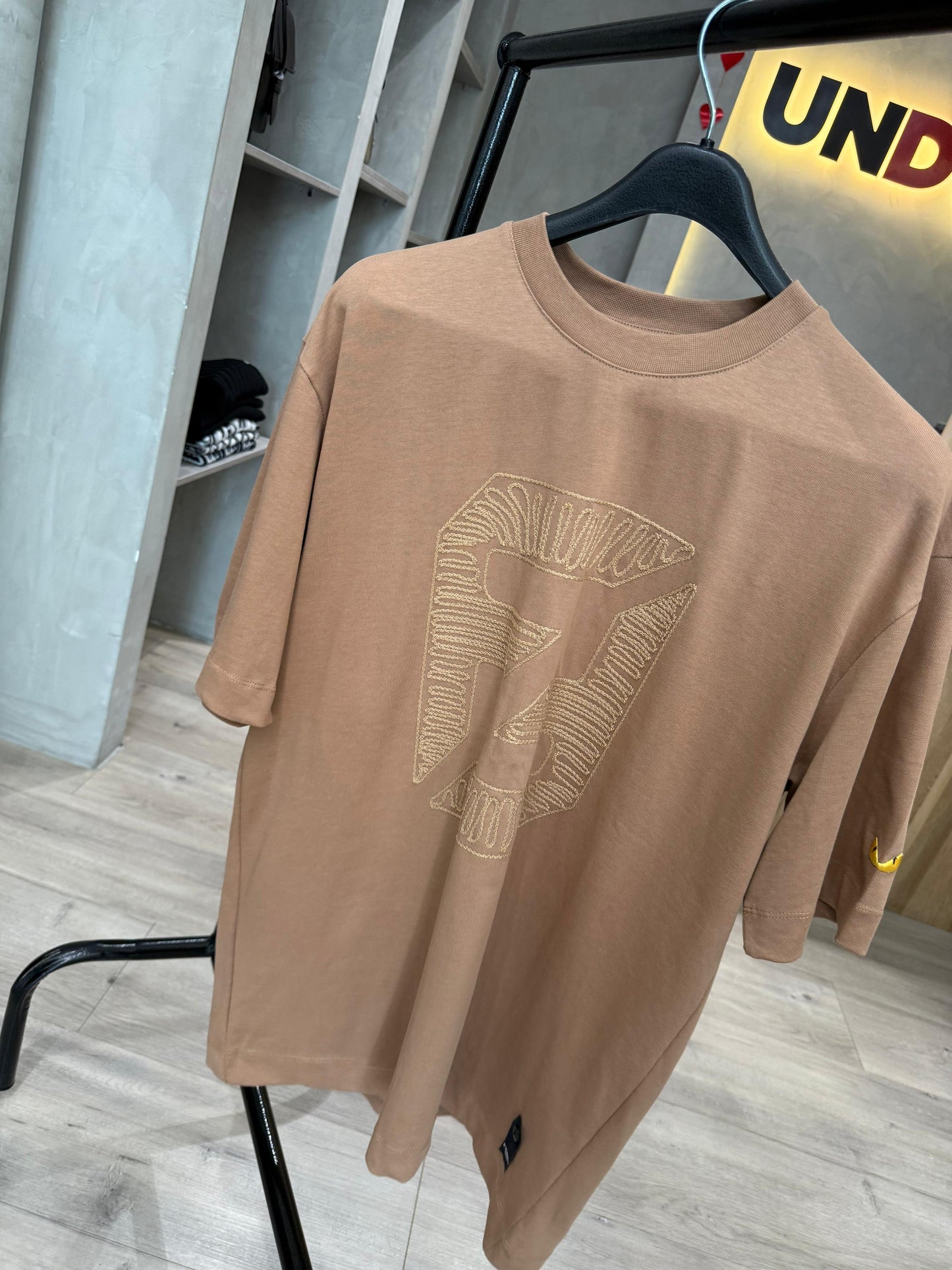 Camiseta FENDI con Logo Bordado en el Frente
