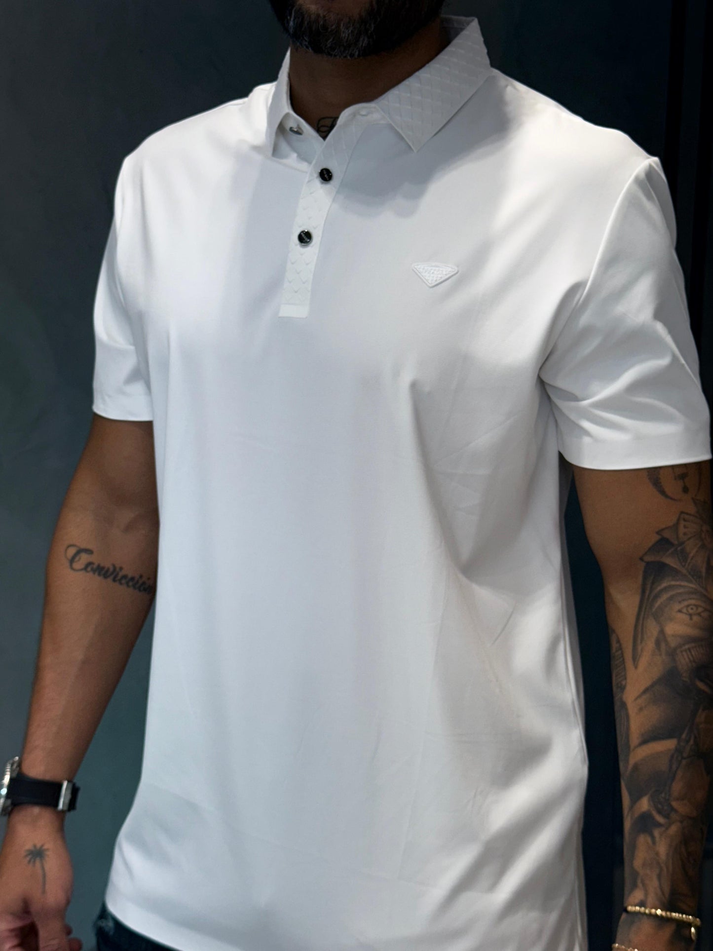 Camiseta Tipo Polo PRADA con Detalle de Textura en Cuello y Botones