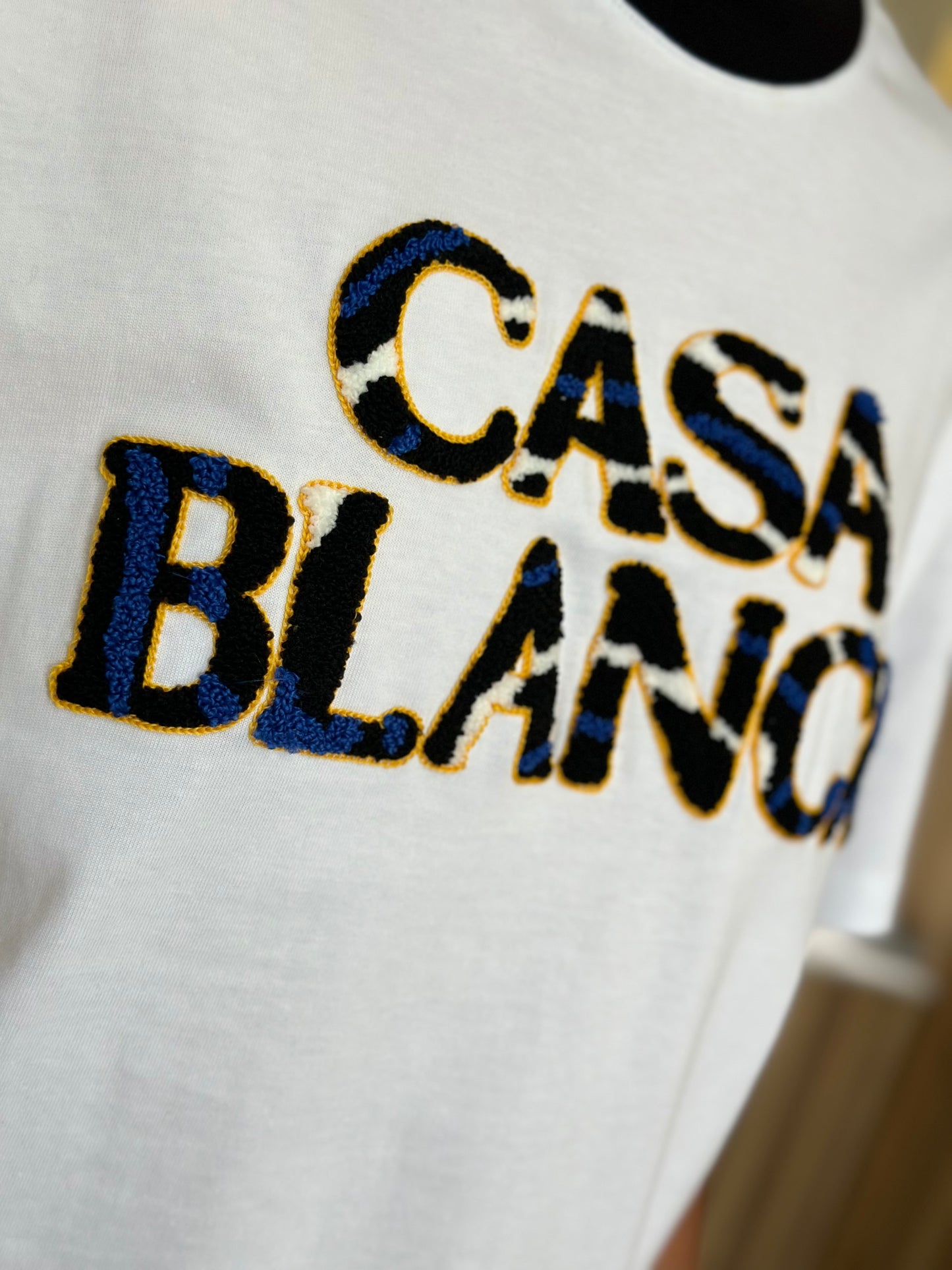 Camiseta CASABLANCA con Detalle Frontal en Tela Rizo