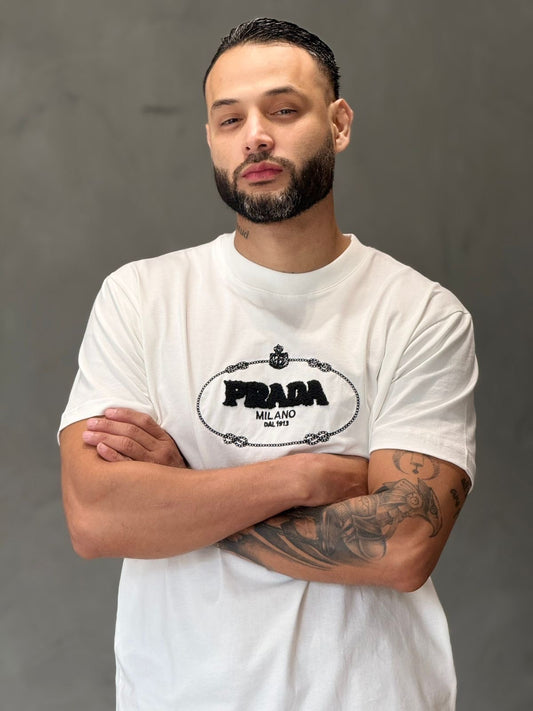 Camiseta PRADA con Bordado y Detalle en Rizo