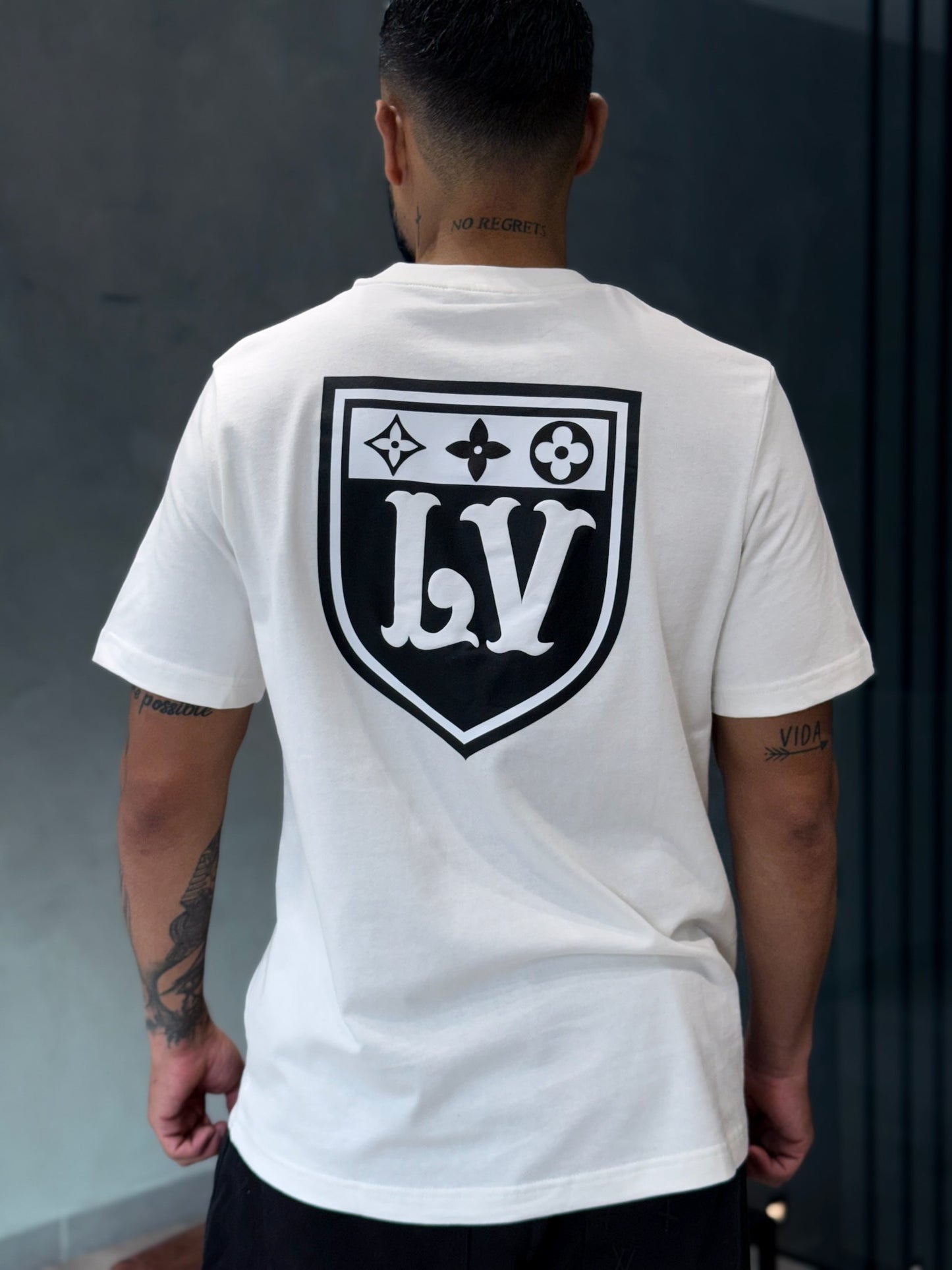 Camiseta LOUIS VUITTON con Escudo en Aplique y Estampado