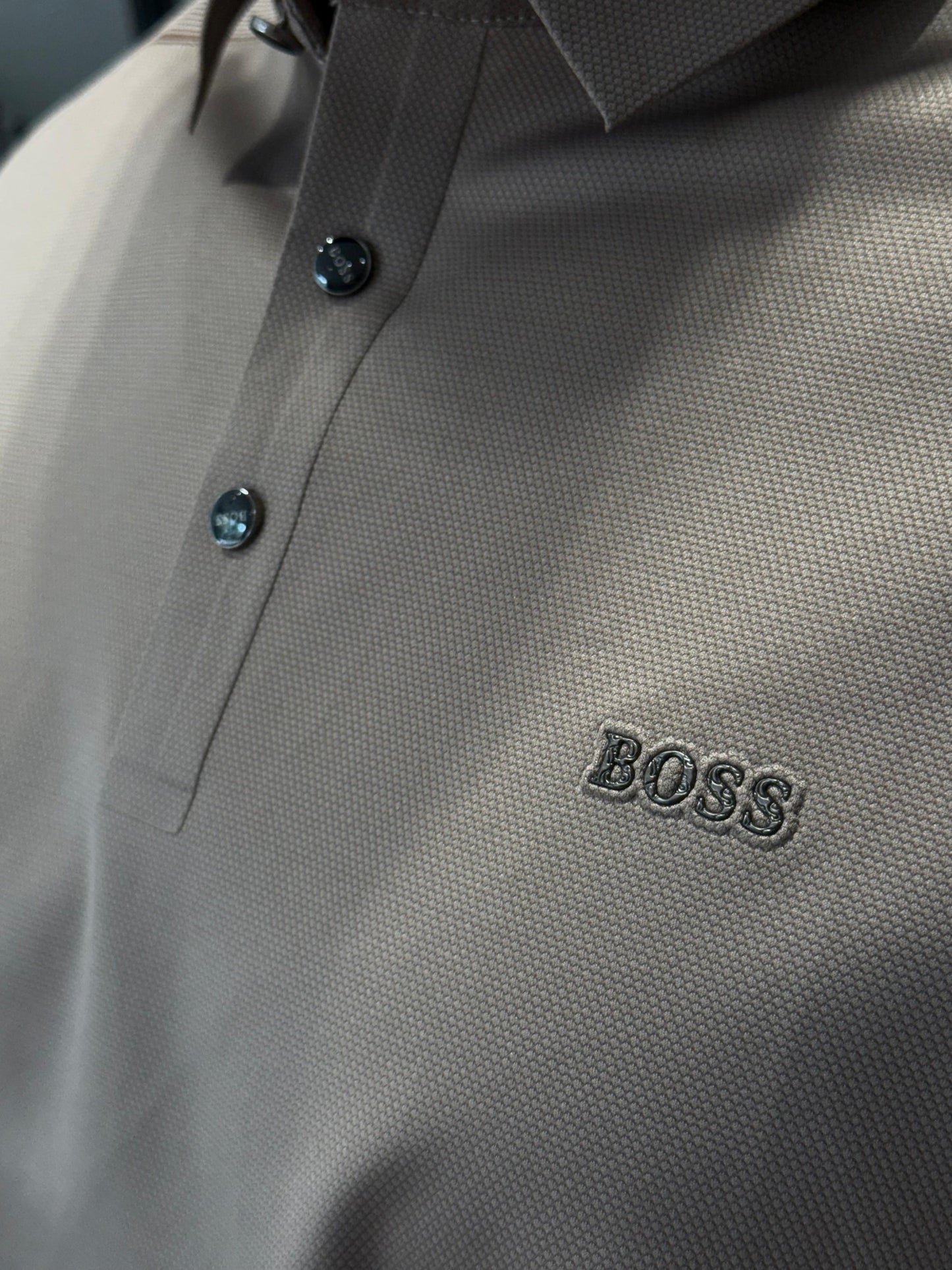Camiseta Tipo Polo BOSS con Detalle en los Hombros