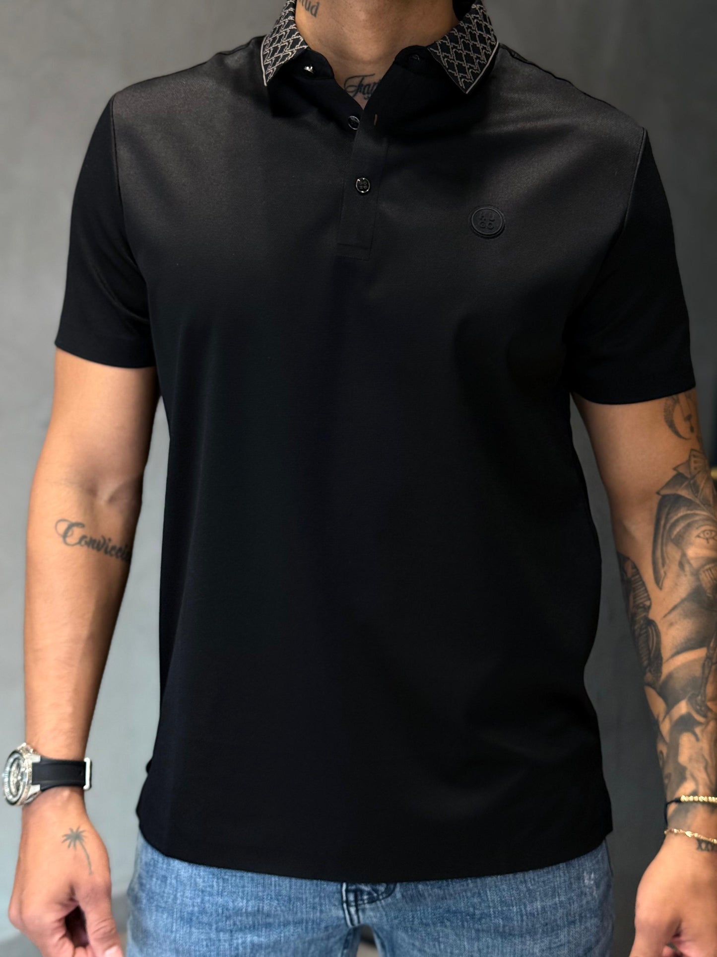 Camiseta Tipo Polo HUGO con Diseño Holigráfico en el Cuello
