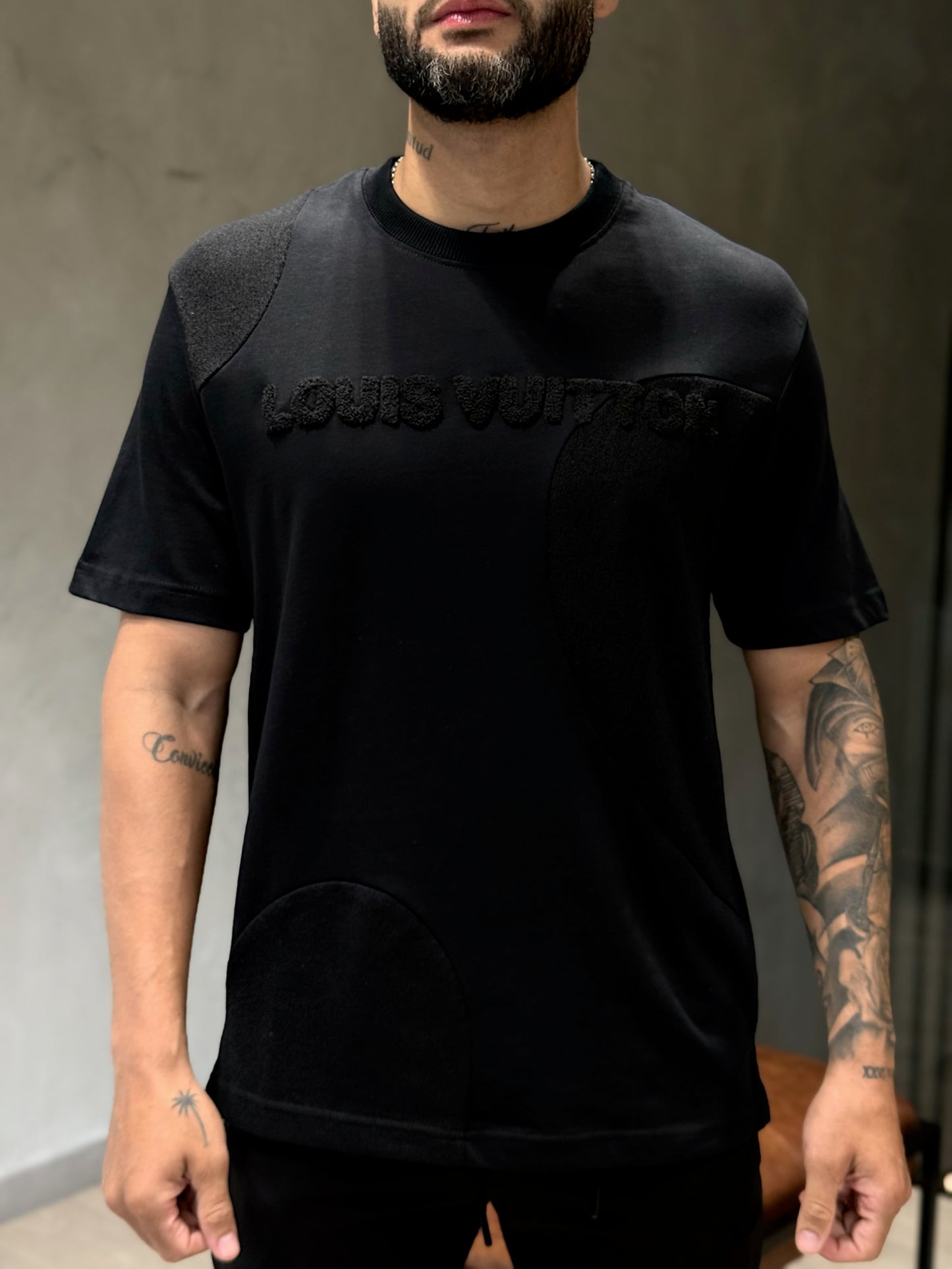 Camiseta LOUIS VUITTON con Detalles Bordados y Apliques en Rizo