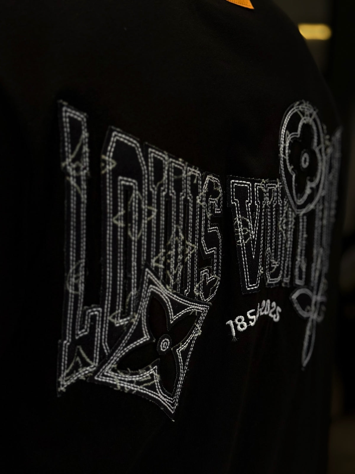 Camiseta LOUIS VUITTON con Aplique en Tela Jean y Bordado