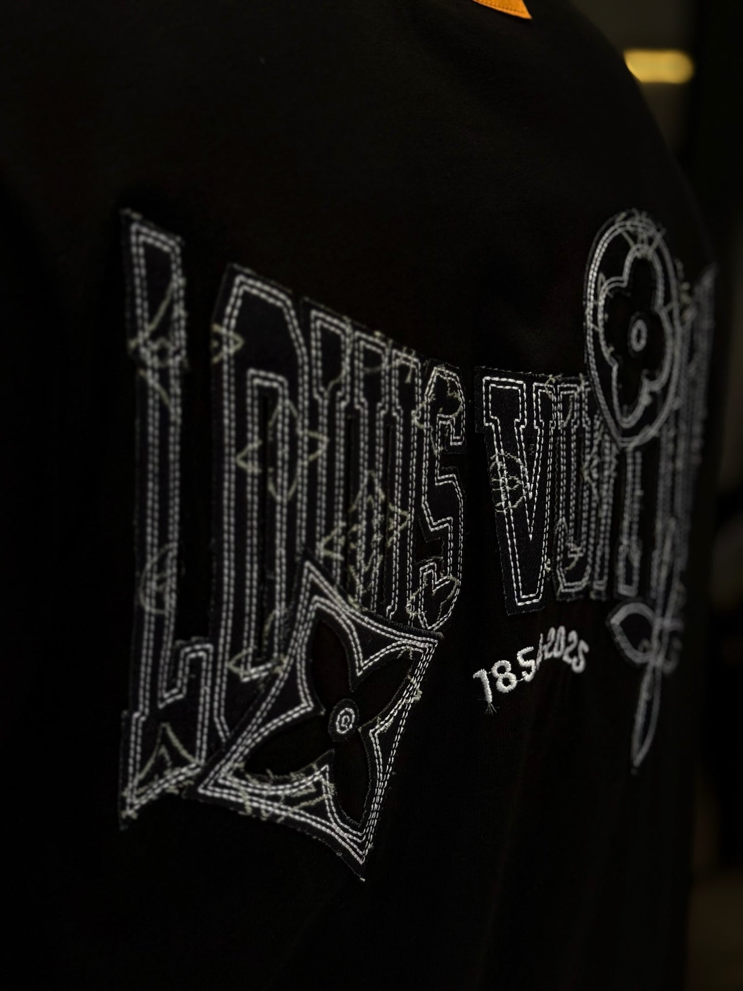 Camiseta LOUIS VUITTON con Aplique en Tela Jean y Bordado