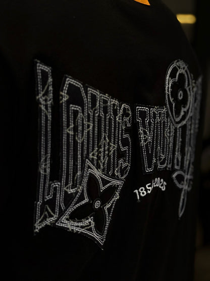 Camiseta LOUIS VUITTON con Aplique en Tela Jean y Bordado