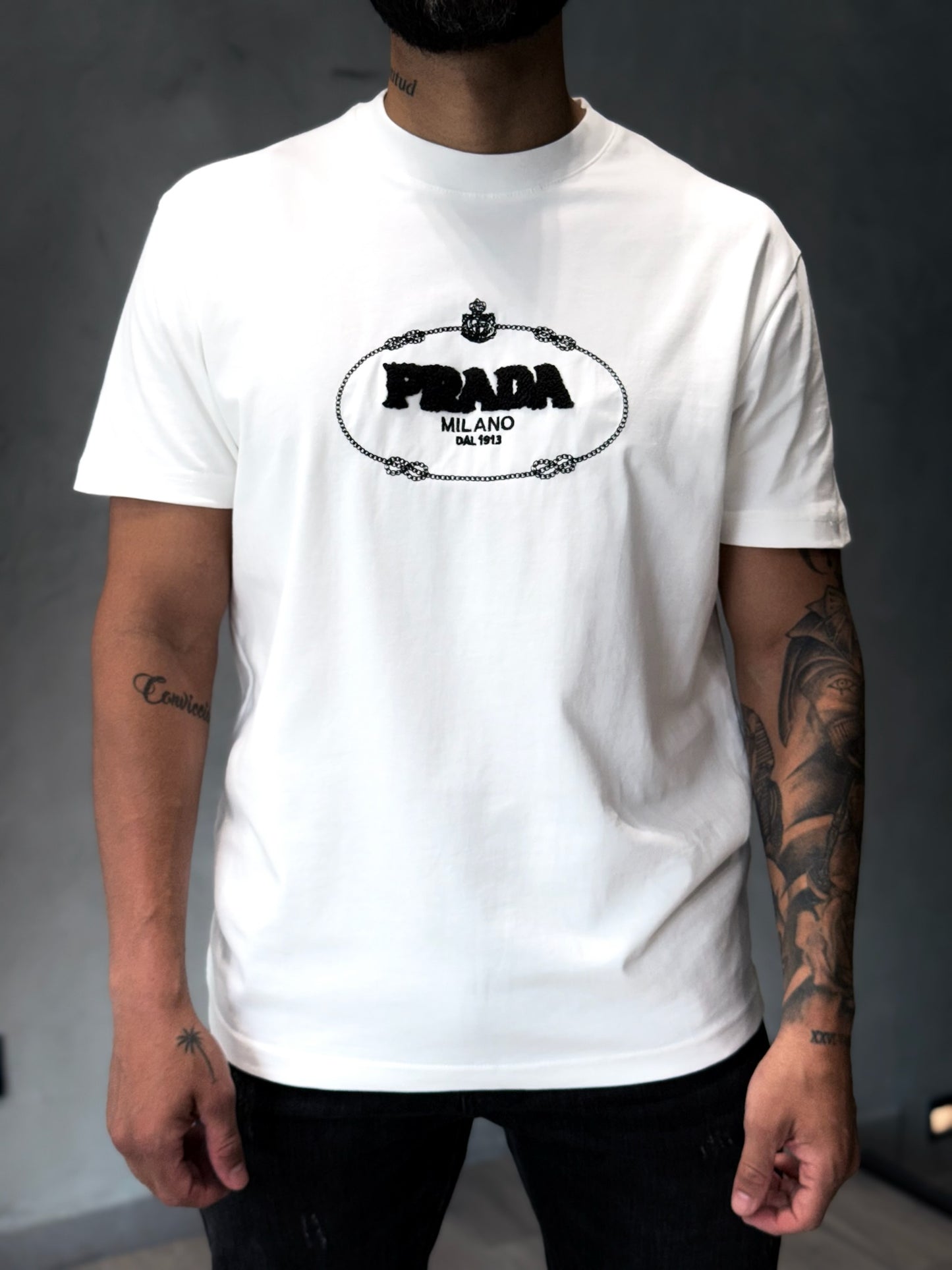 Camiseta PRADA con Bordado y Detalle en Rizo