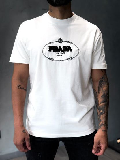 Camiseta PRADA con Bordado y Detalle en Rizo