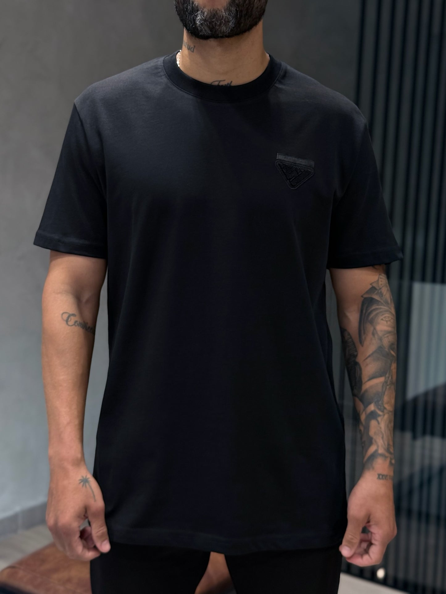 Camiseta PRADA con Aplique del Logo Tejido Tono a Tono