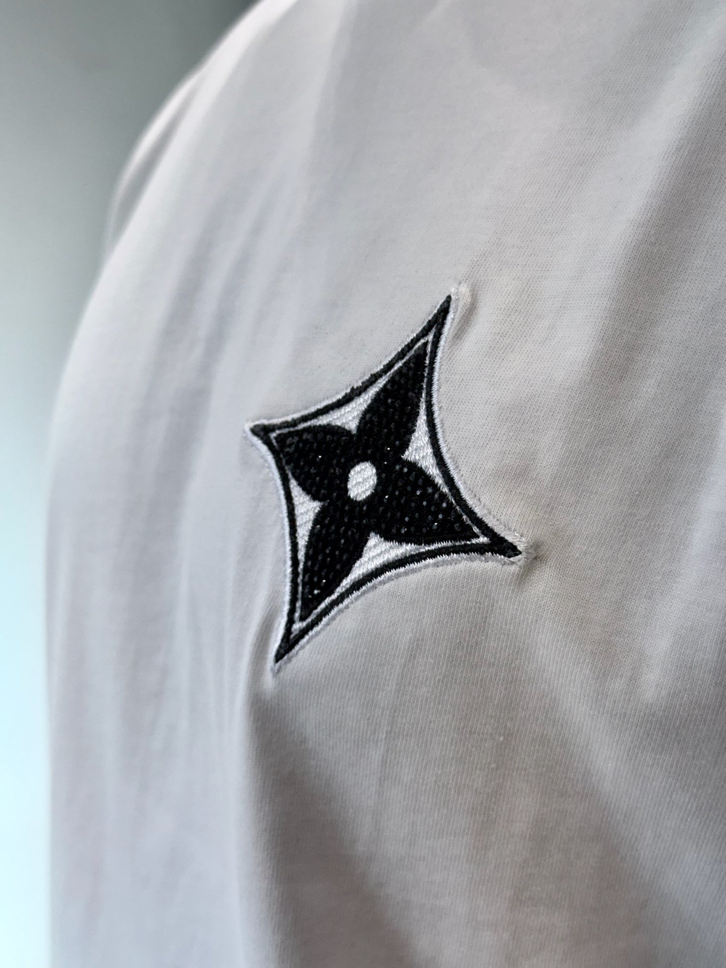 Camiseta LOUIS VUITTON con Aplique Bordado y Detalle en Piedras