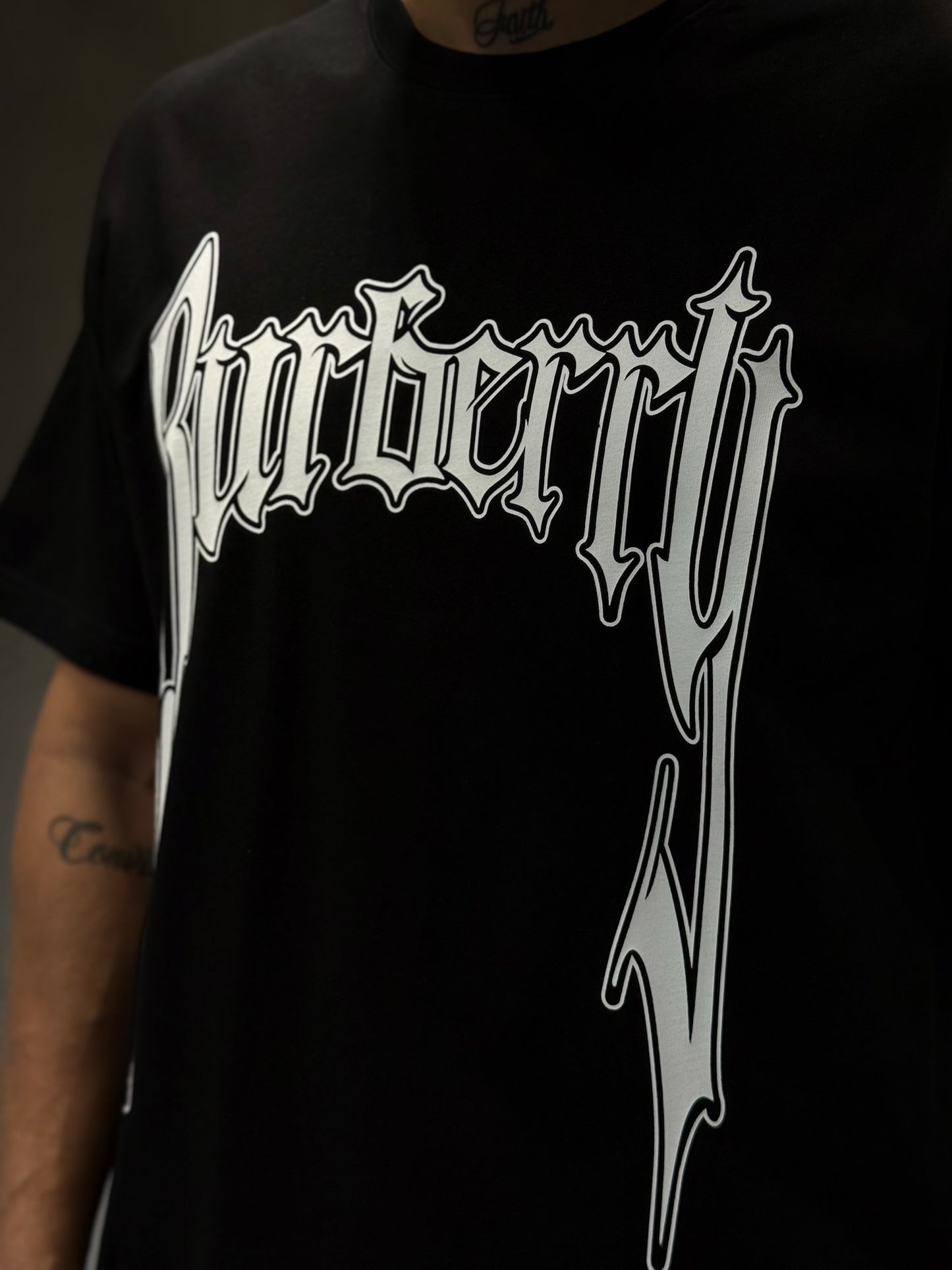 Camiseta BURBERRY con Estampado Tipografía Gótica