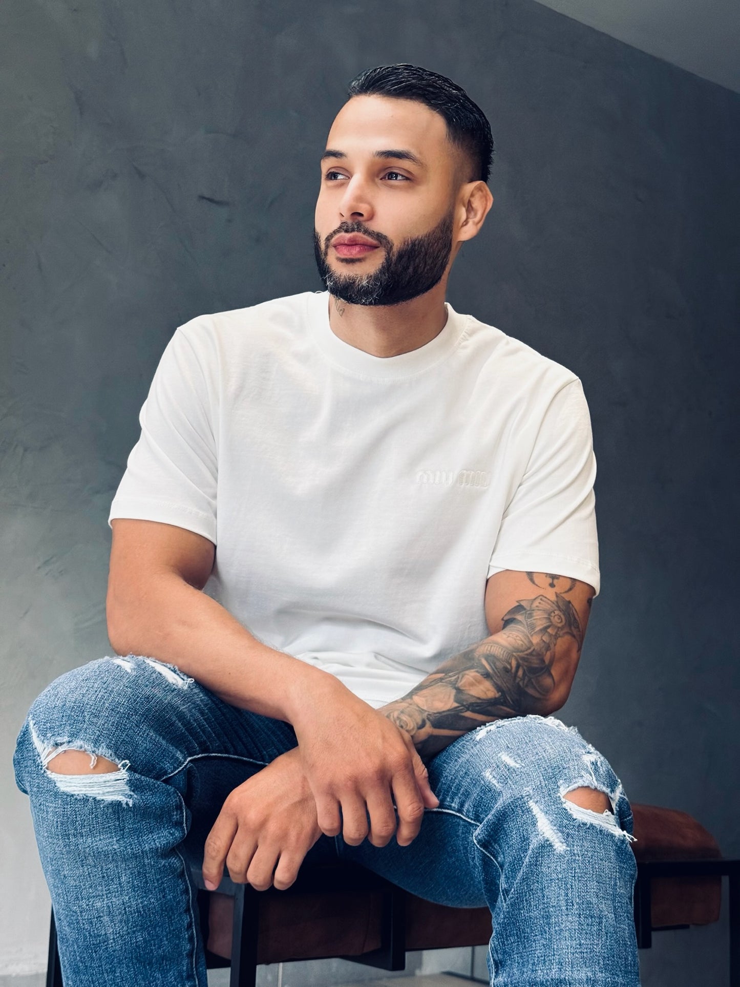 Camiseta MIUMIU con Bordado Minimalista Tono a Tono