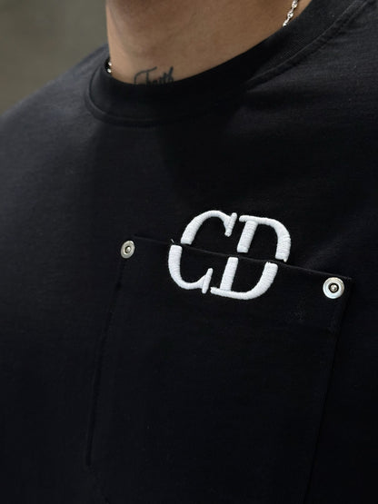 Camiseta DIOR con Bolsillo Lateral y Bordado Clásico