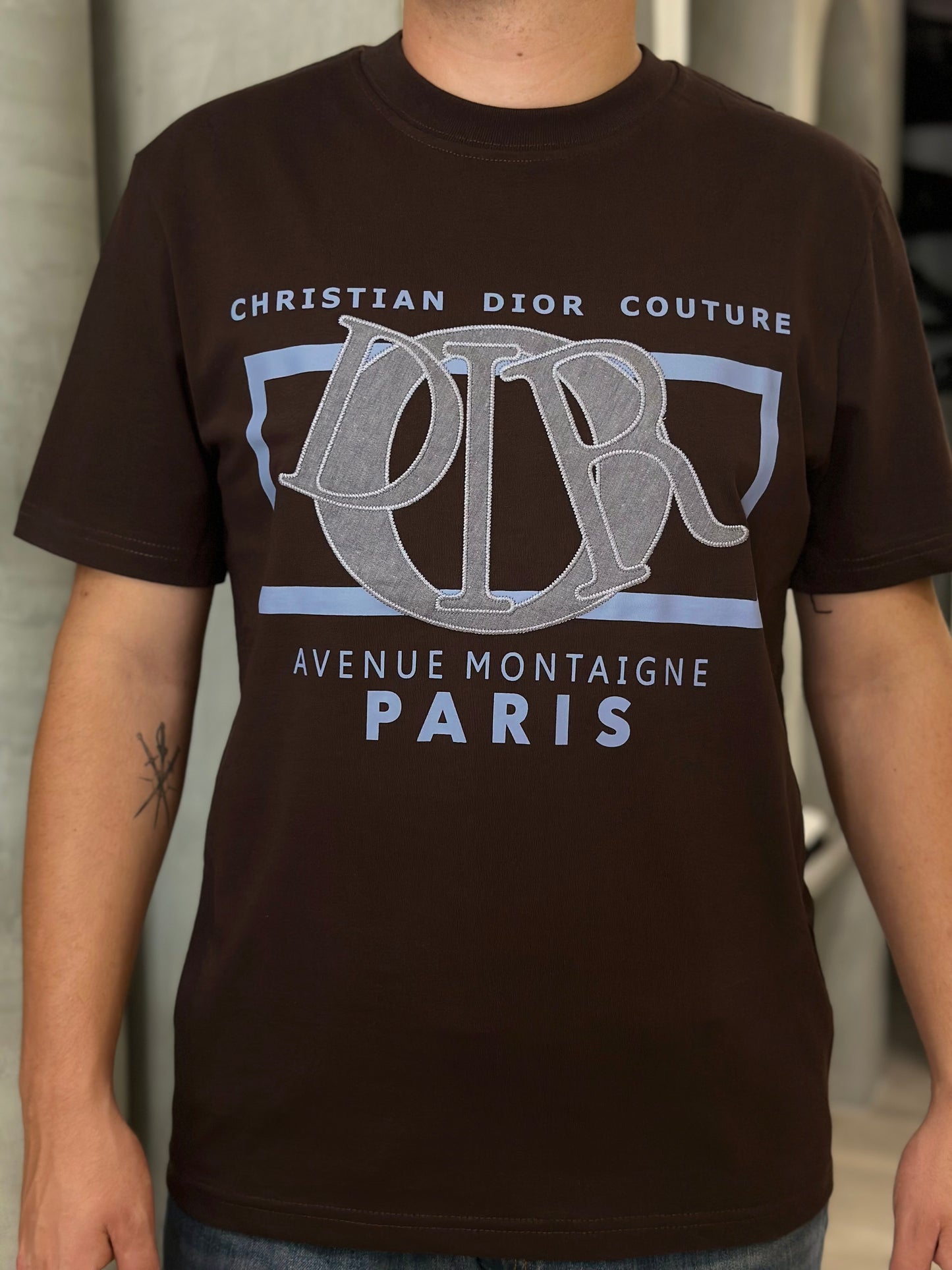 Camiseta DIOR con Aplique y Bordado Frontal