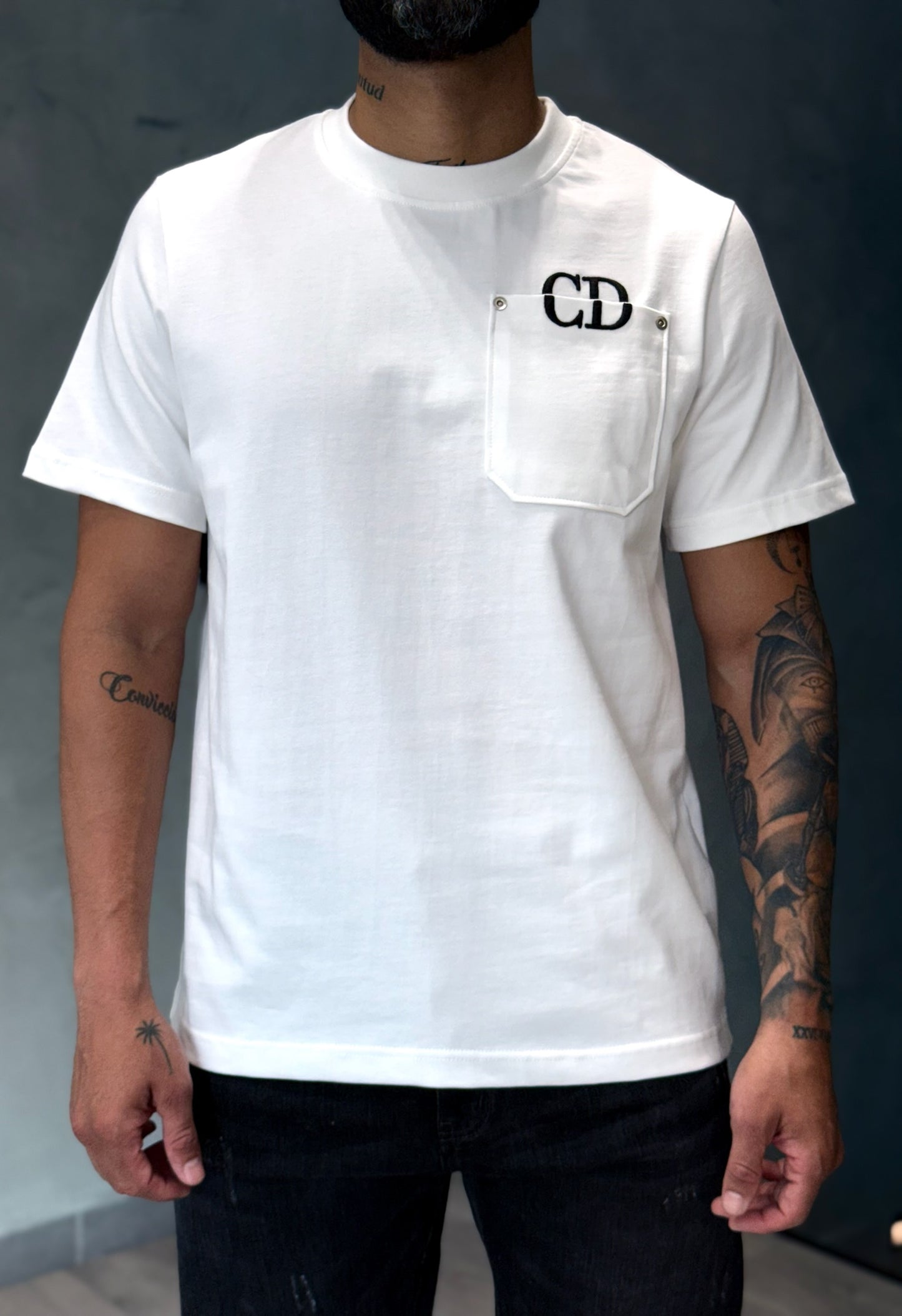 Camiseta DIOR con Bolsillo Lateral y Bordado Clásico