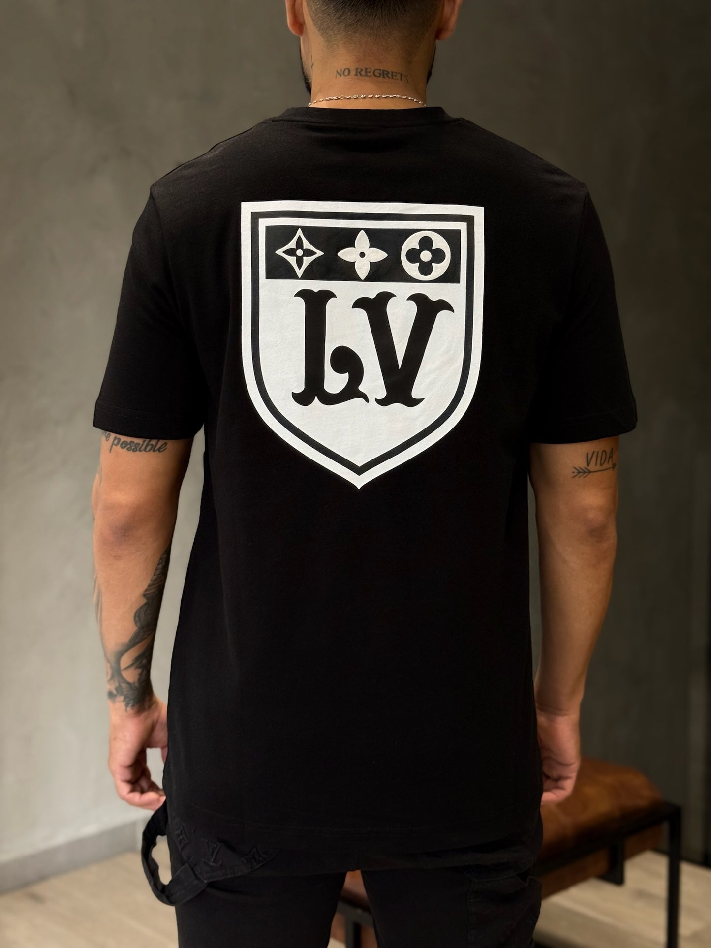 Camiseta LOUIS VUITTON con Escudo en Aplique y Estampado