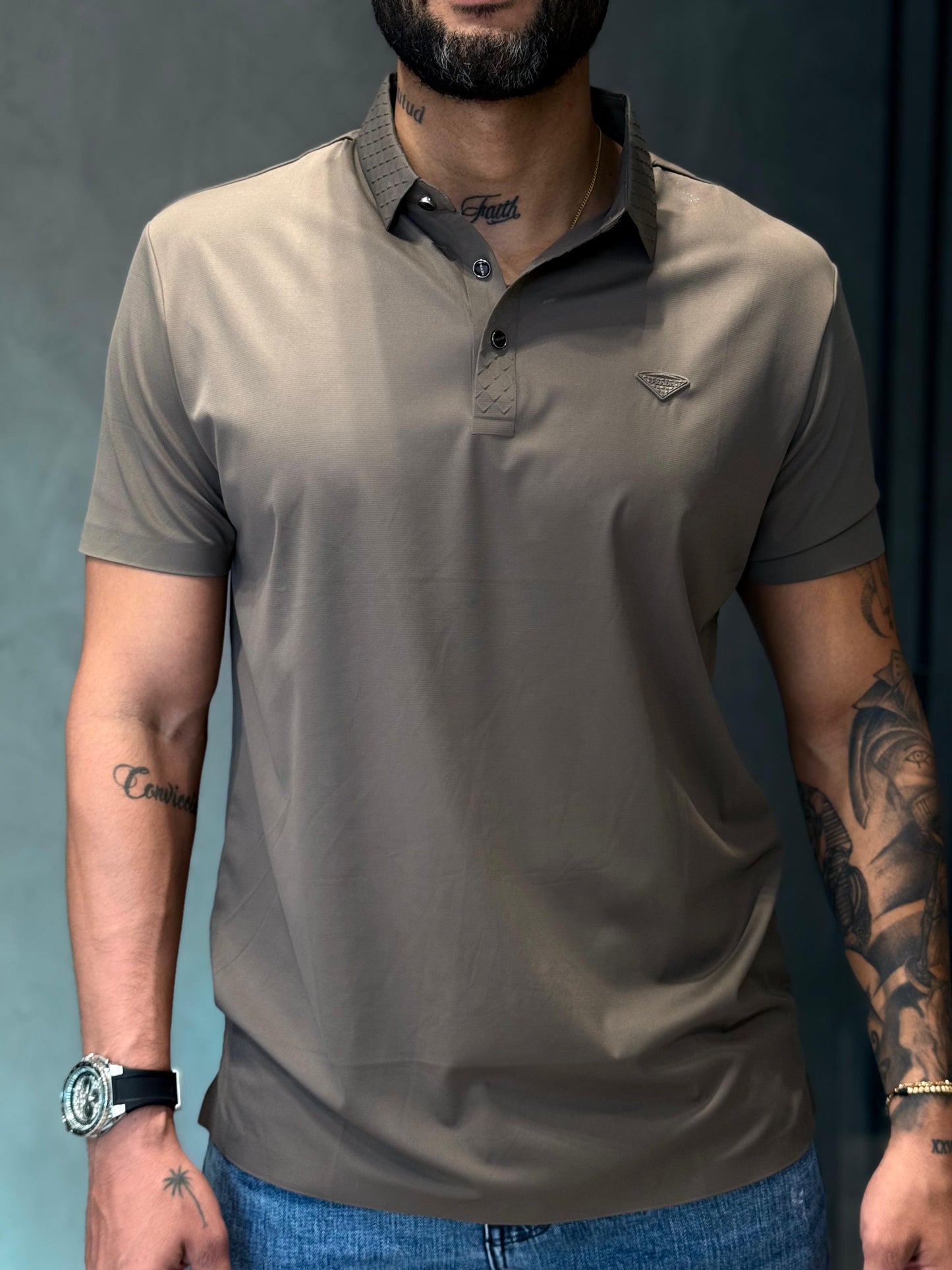 Camiseta Tipo Polo PRADA con Detalle de Textura en Cuello y Botones