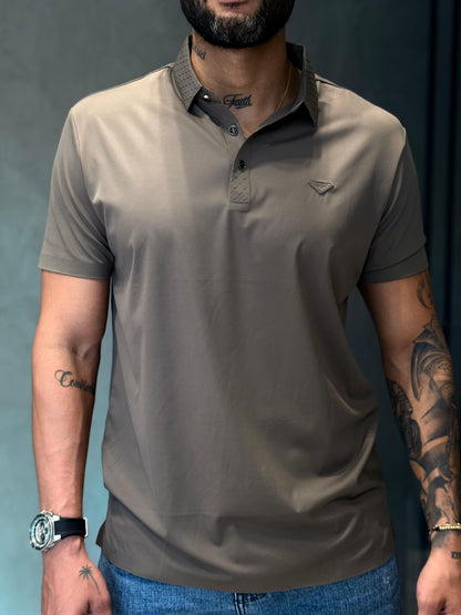 Camiseta Tipo Polo PRADA con Detalle de Textura en Cuello y Botones