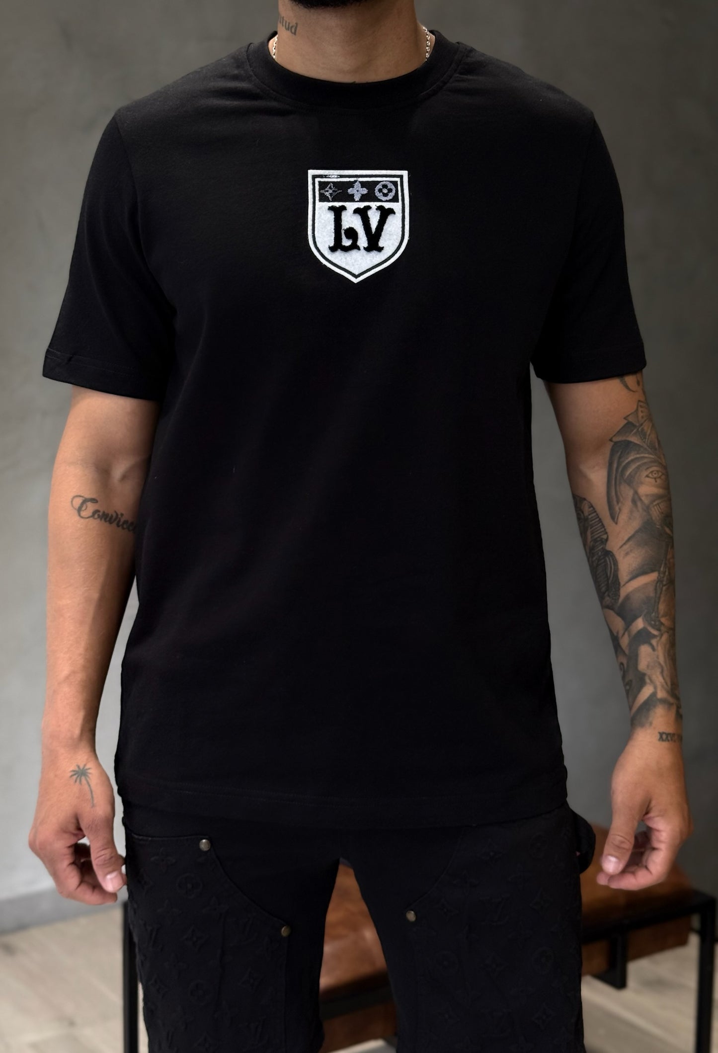 Camiseta LOUIS VUITTON con Escudo en Aplique y Estampado