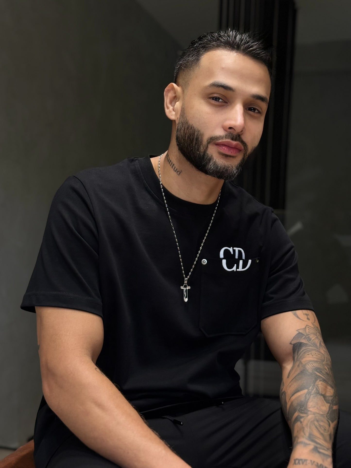 Camiseta DIOR con Bolsillo Lateral y Bordado Clásico