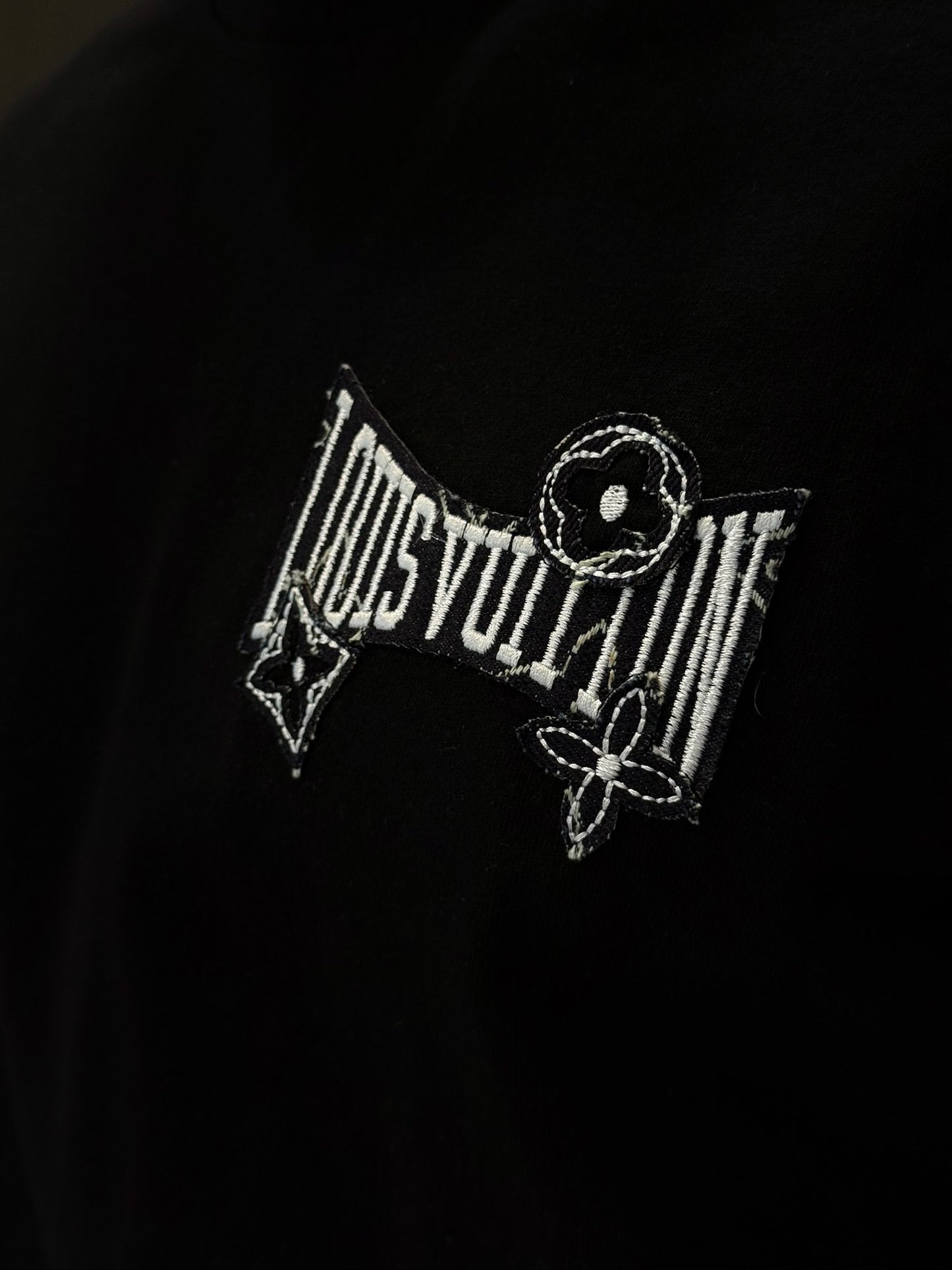 Camiseta LOUIS VUITTON con Aplique en Tela Jean y Bordado