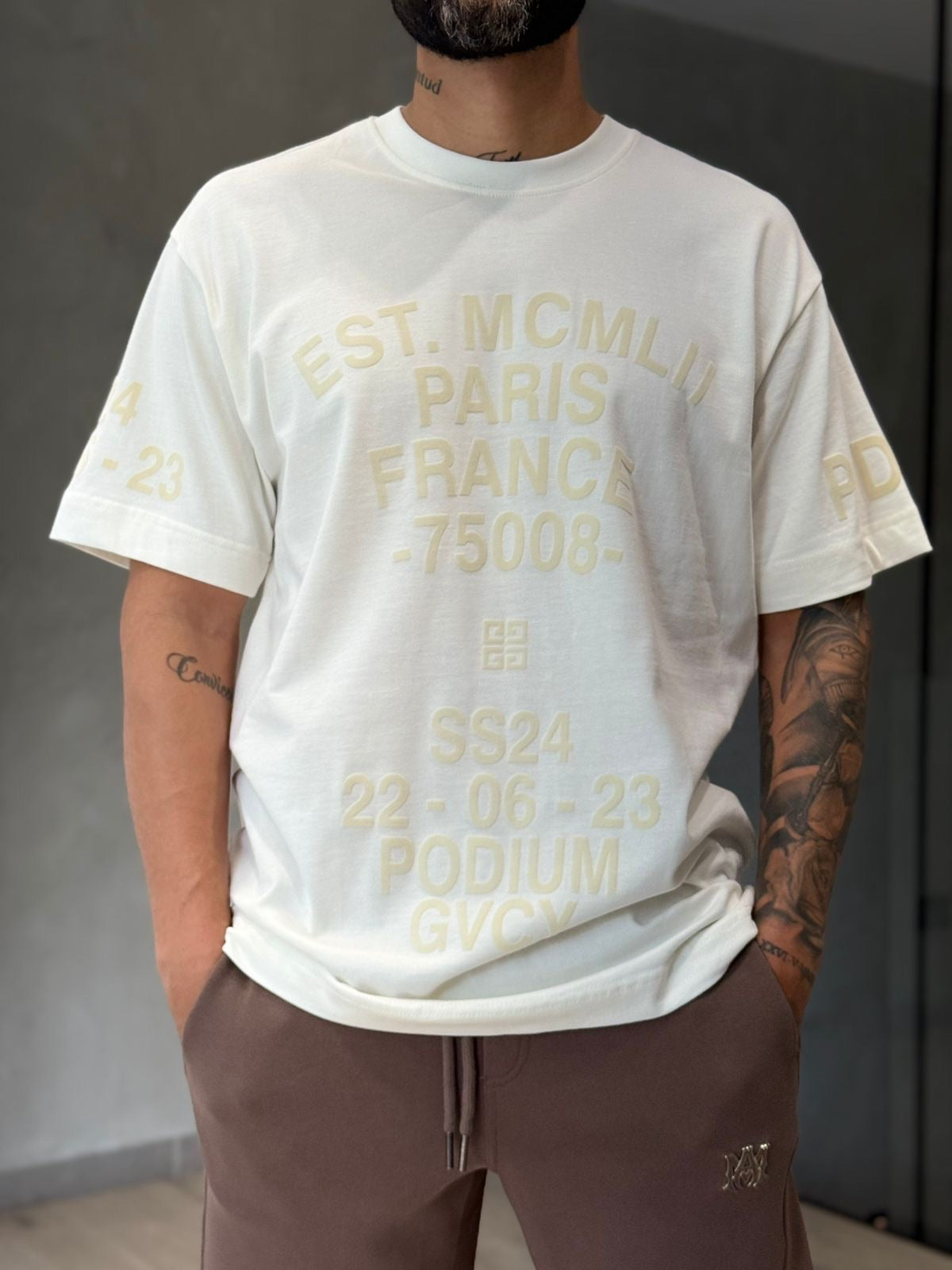 Camiseta GIVENCHY con Detalles en Gamuza