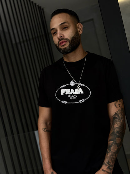 Camiseta PRADA con Bordado y Detalle en Rizo