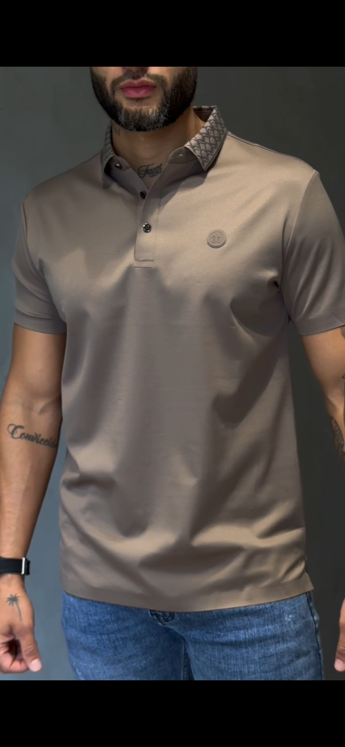 Camiseta Tipo Polo HUGO con Diseño Holigráfico en el Cuello