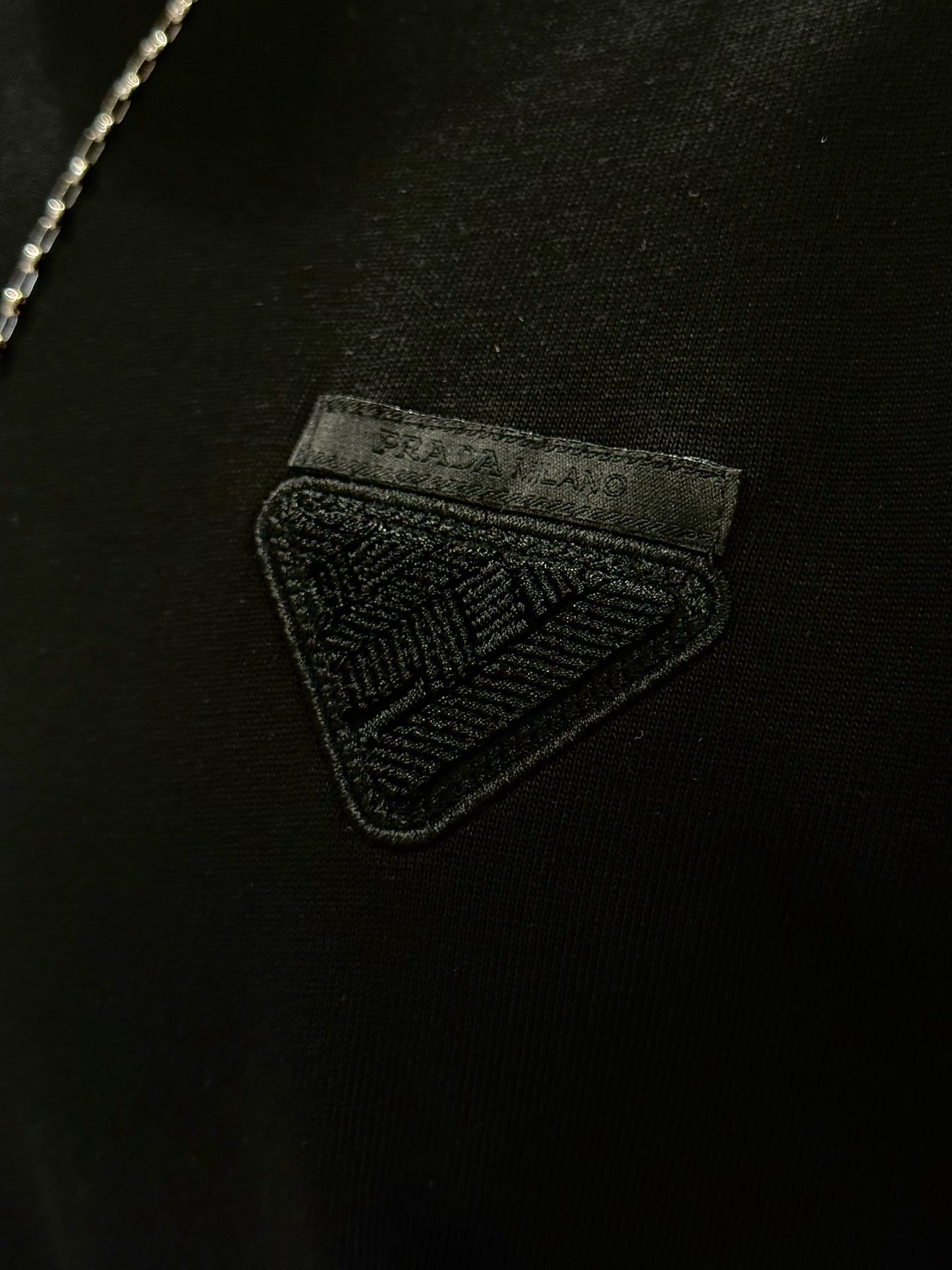 Camiseta PRADA con Aplique del Logo Tejido Tono a Tono