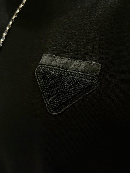Camiseta PRADA con Aplique del Logo Tejido Tono a Tono