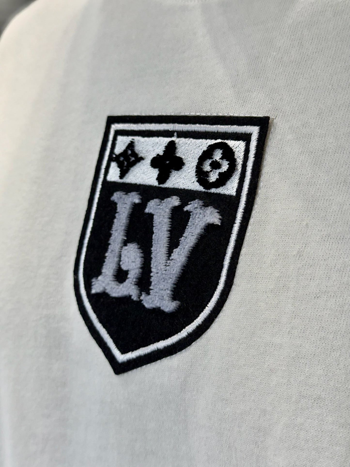 Camiseta LOUIS VUITTON con Escudo en Aplique y Estampado